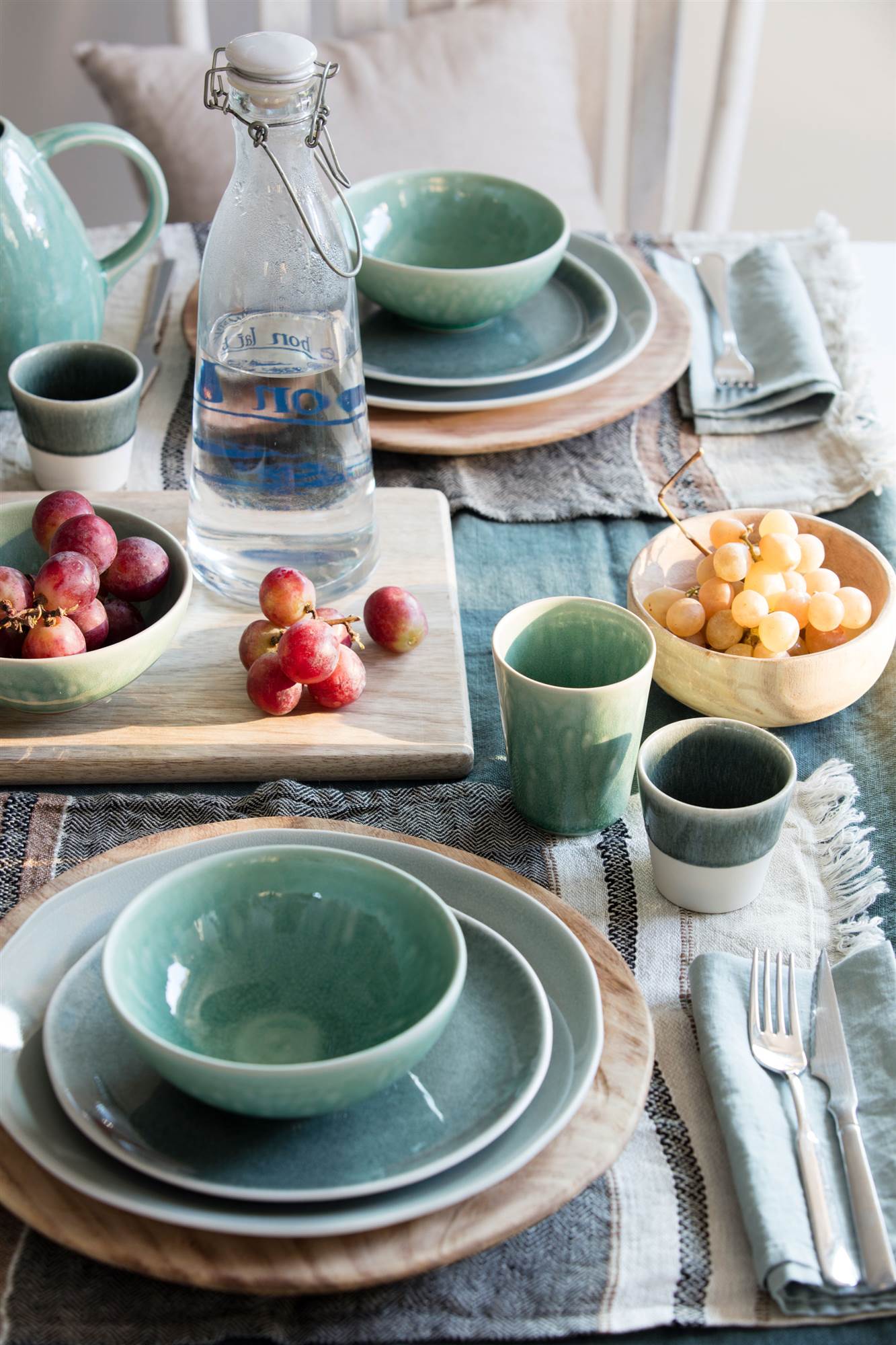 Mesa con vajilla azul.