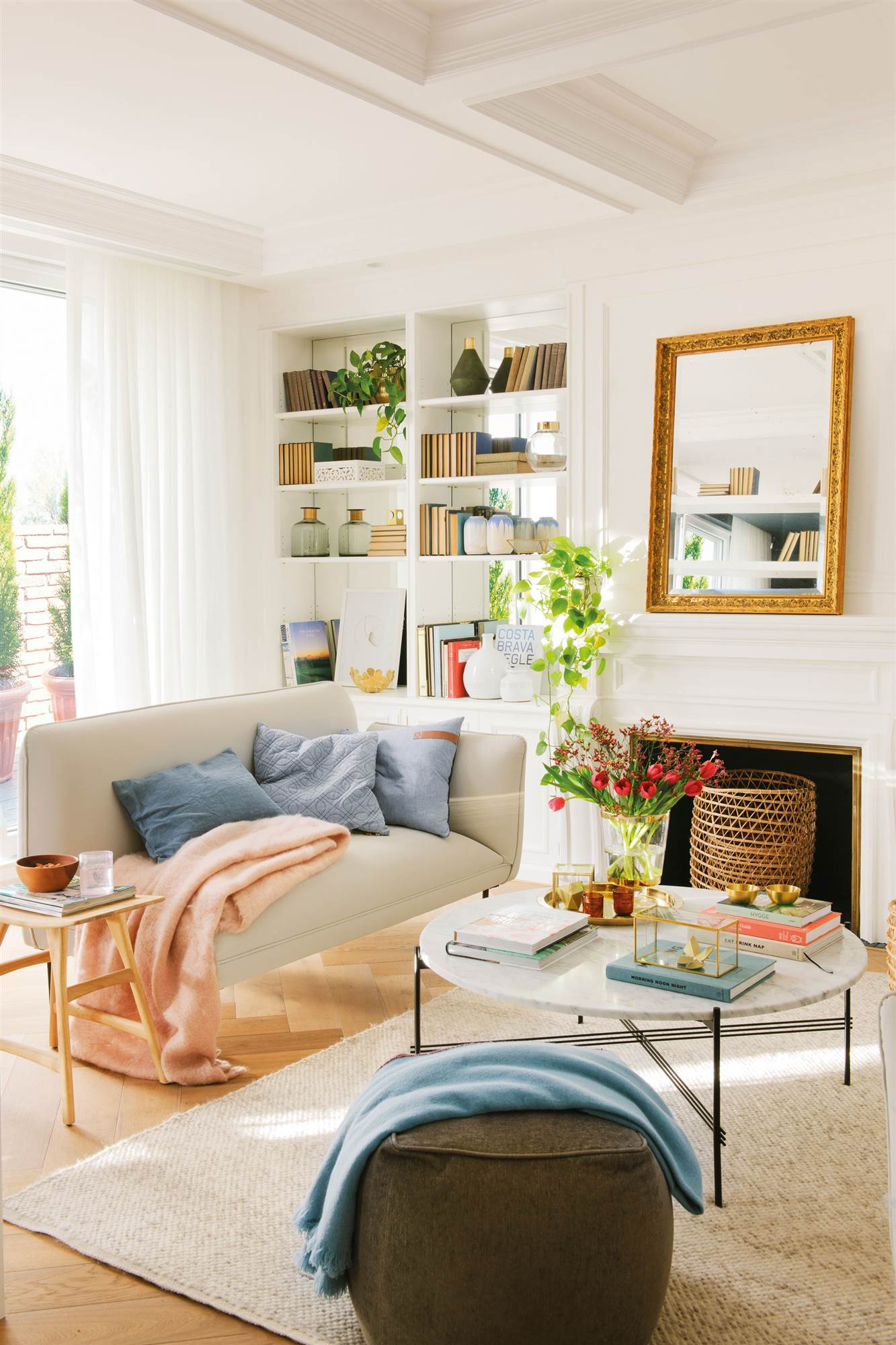 Salón pequeño blanco con librería