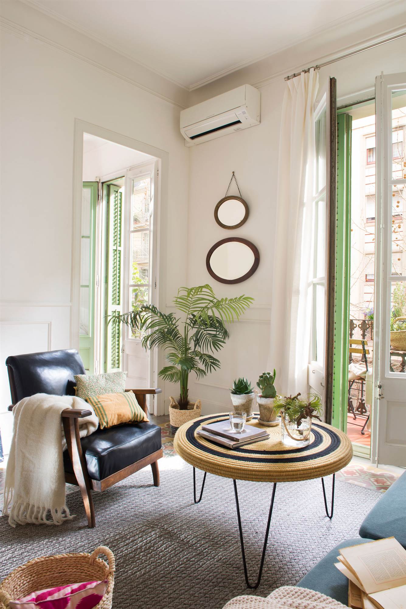 Salón pequeño con mesas de centro de fibras