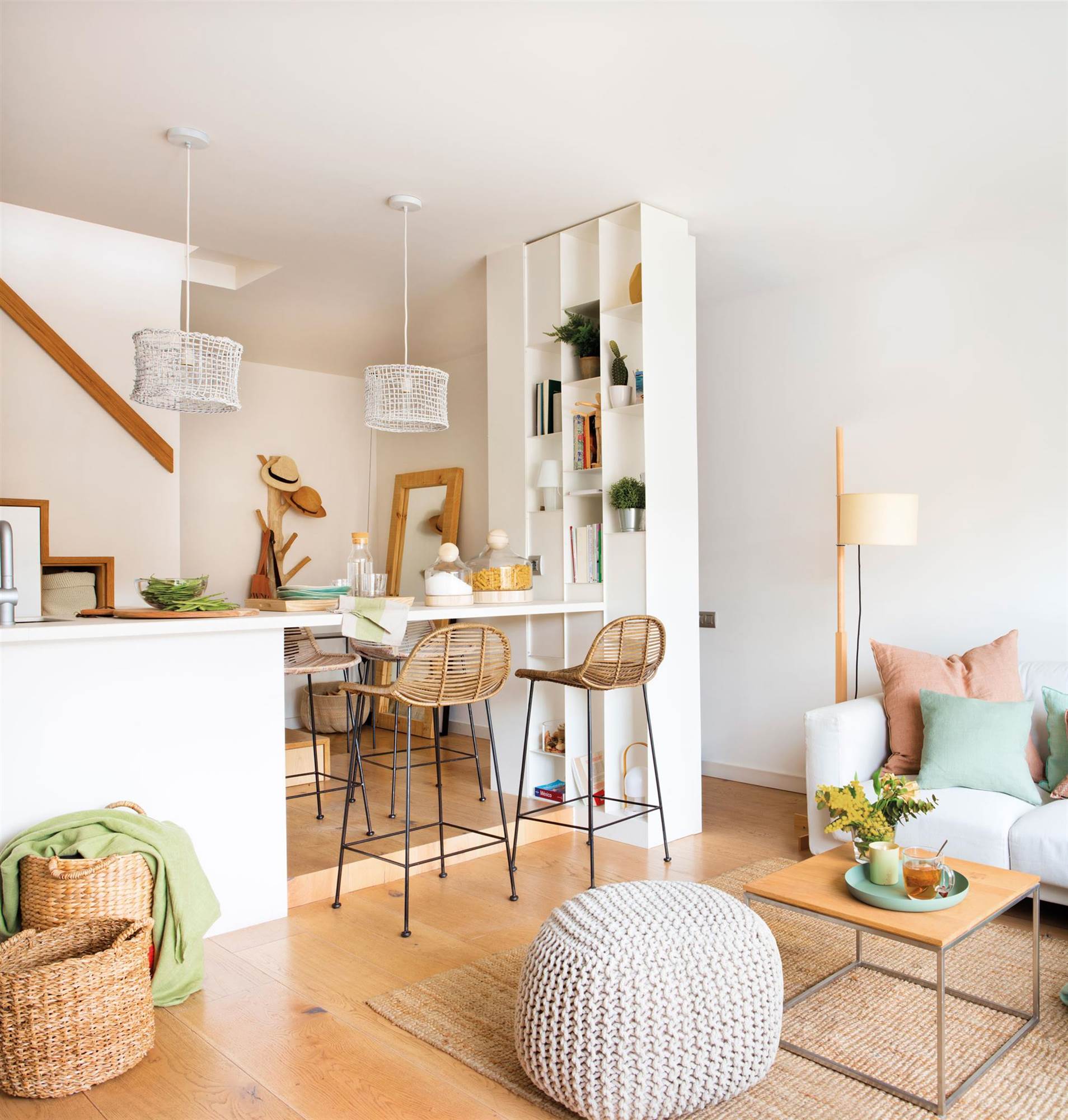 Salón abierto a la cocina con escalera integrada en la cocina