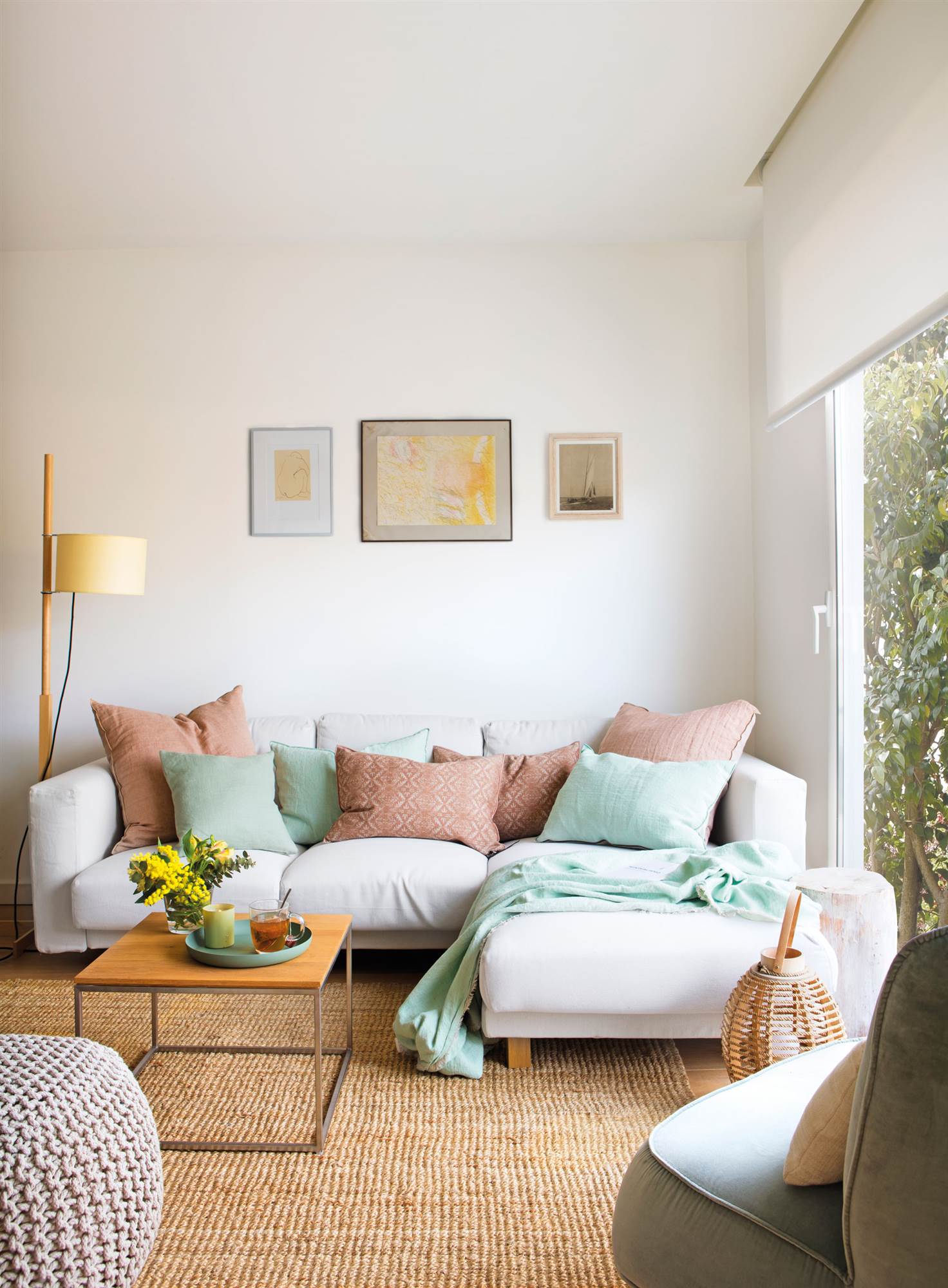 Salón pequeño con sofá chaiselongue