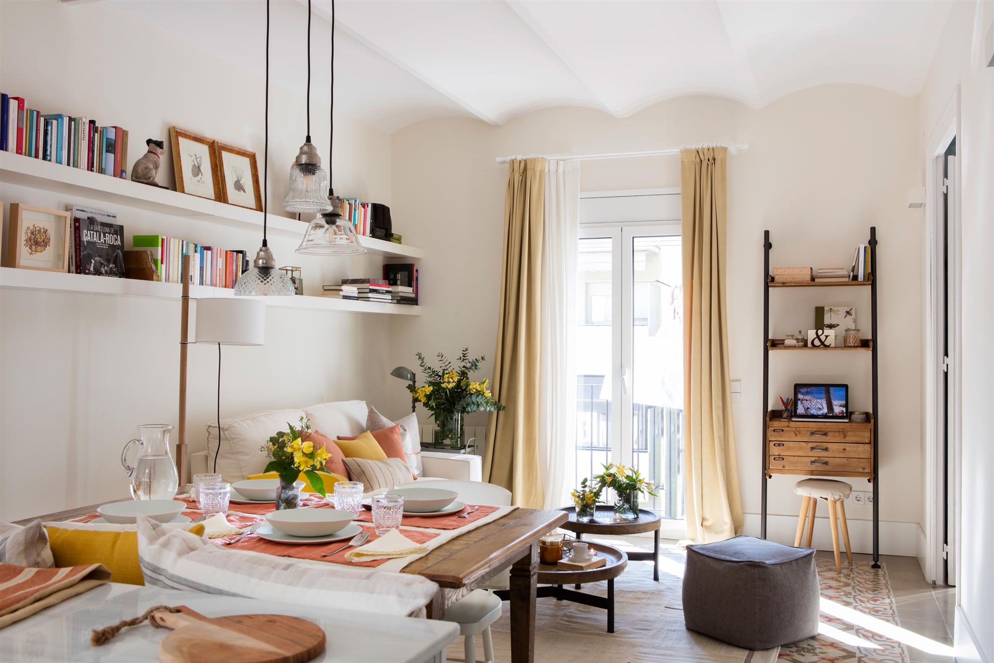 Salón comedor pequeño con sofá cama