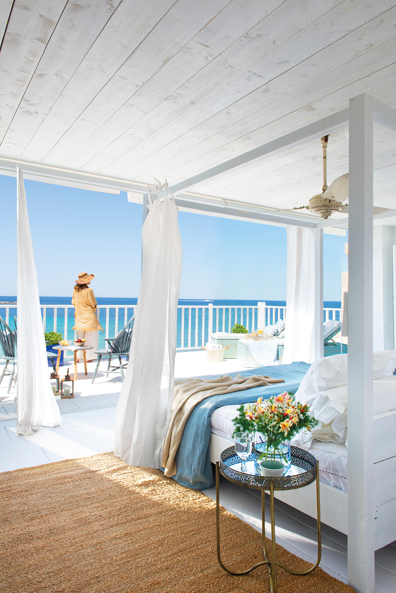 Dormitorio blanco con gran terraza y vistas al mar