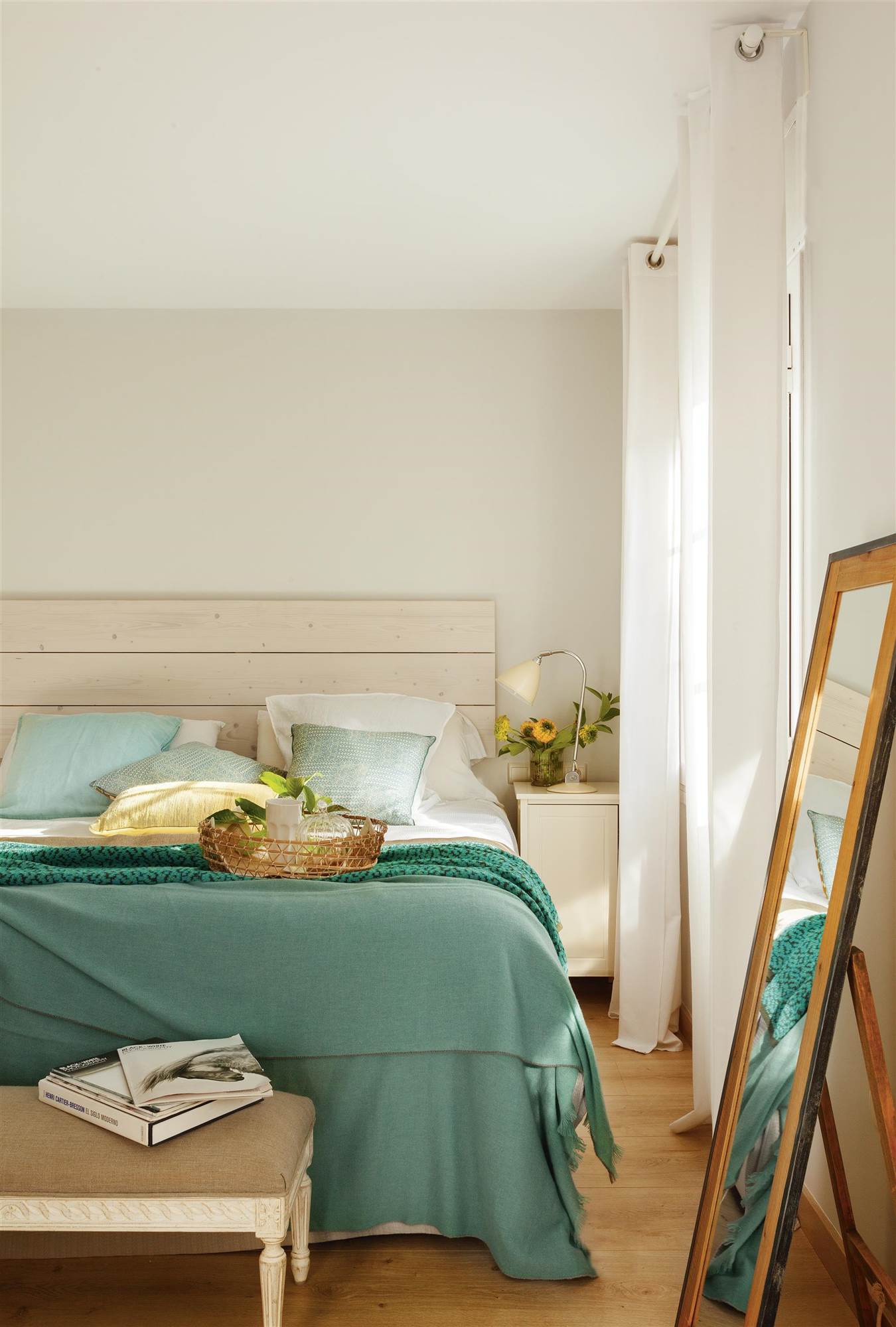Dormitorio moderno con rooa de cama de color verde.