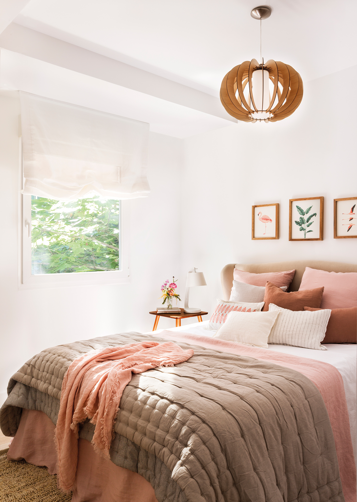 Dormitorio moderno con ropa de cama rosa y color topo.