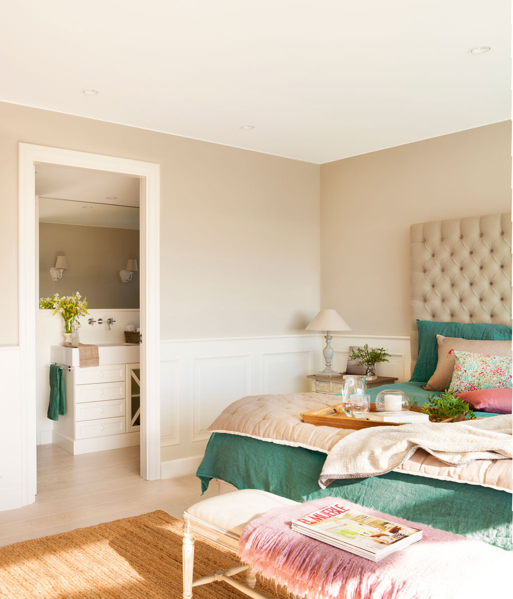 Dormitorio con cabecero maxi tapizado y en capitoné y acceso al baño