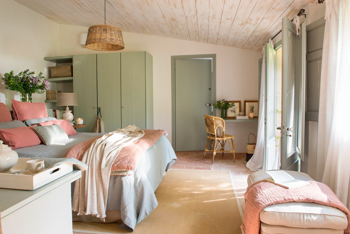 Dormitorio campestre con armarios y carpintería verde