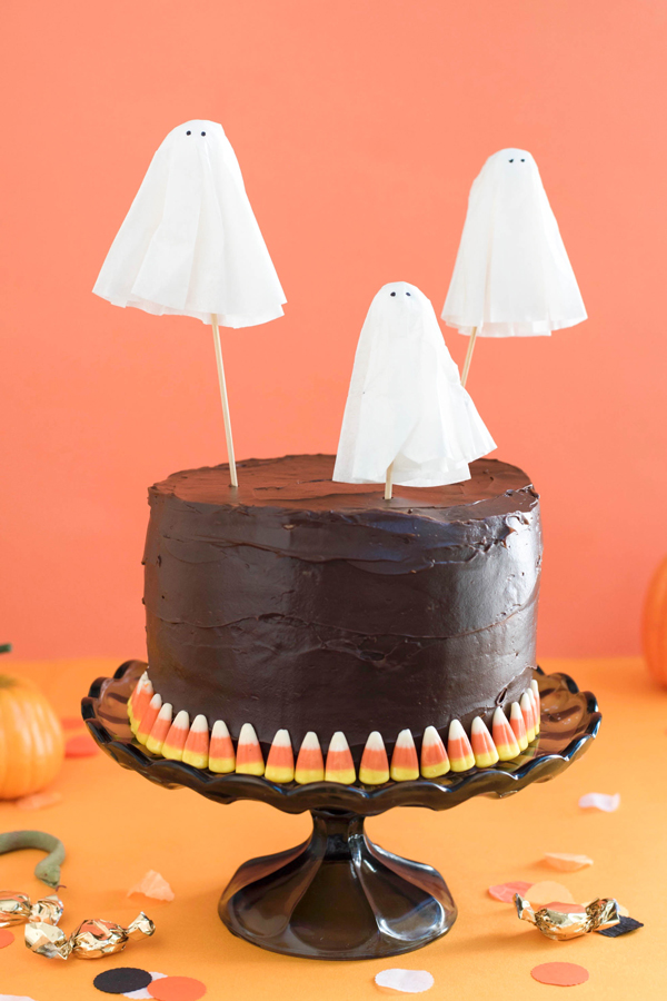 Fantasmas en palillos para decorar tarta de Halloween.