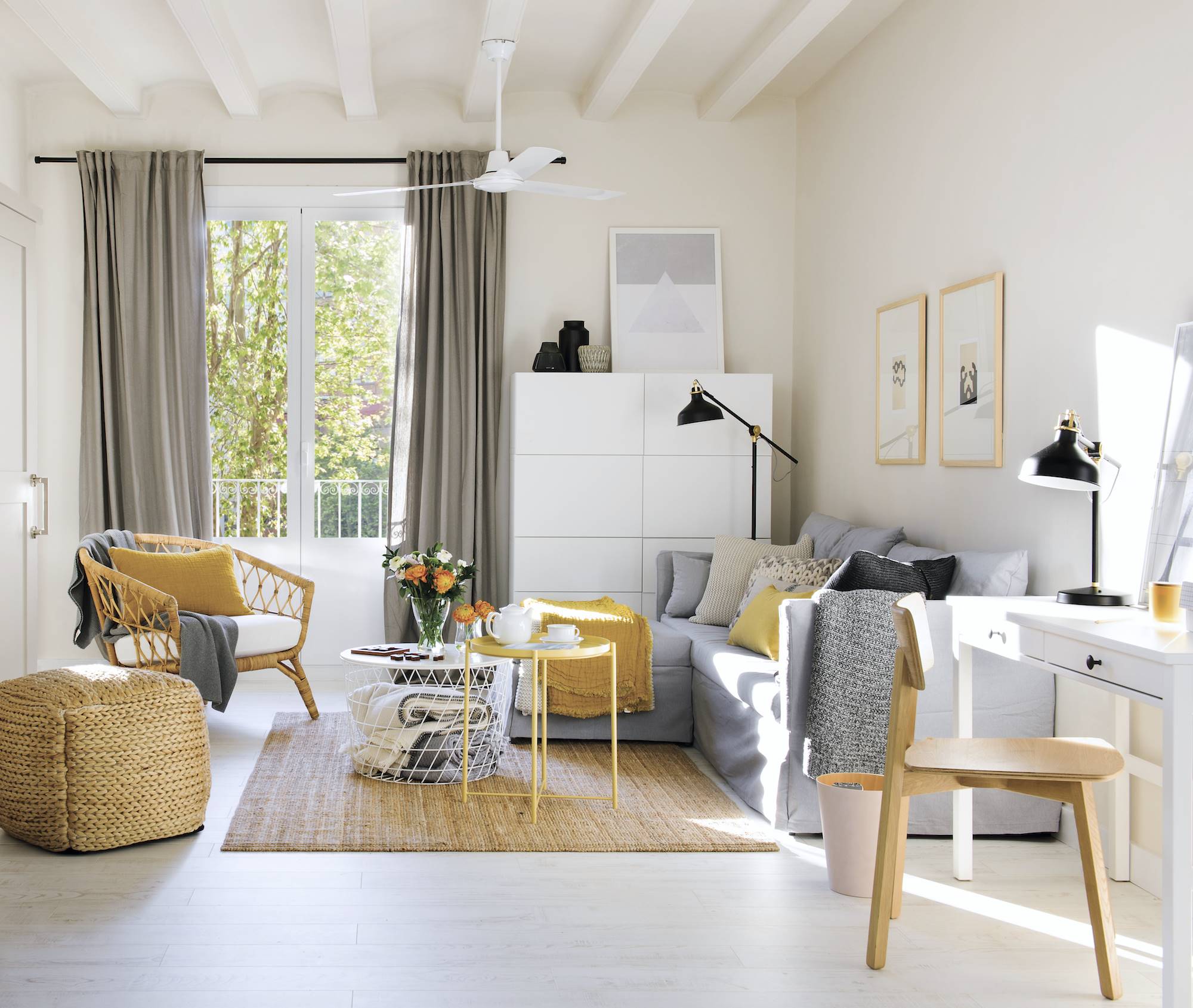 Sofá moderno con muebles de Ikea en blanco y amarillo.