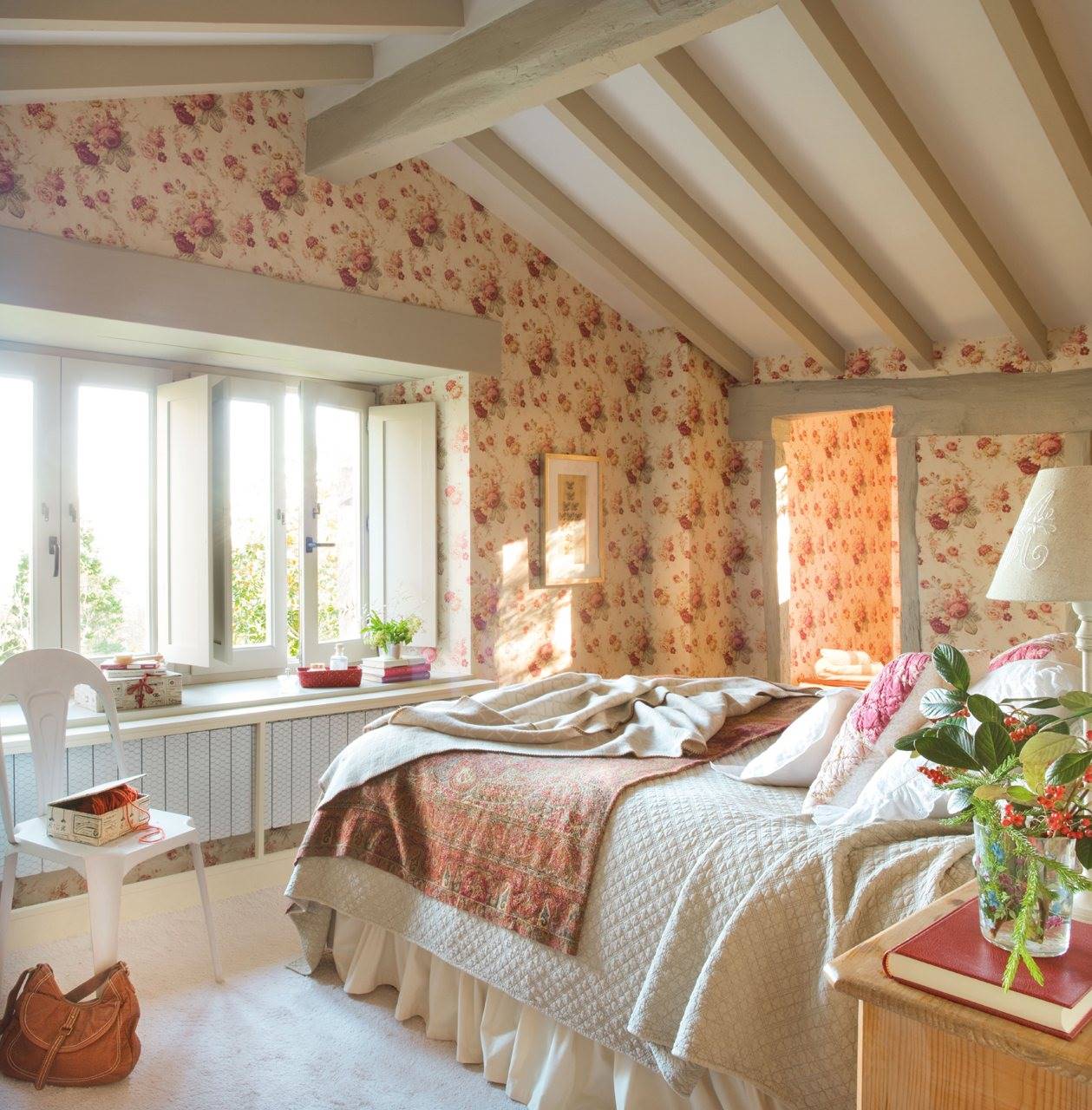 Dormitorio de casa de campo con papel pintado de flores y ventanal con vistas al exterior