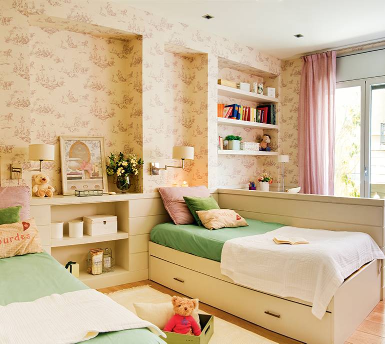 Un dormitorio infantil con los cabeceros de madera que hacen de mesitas de noche.