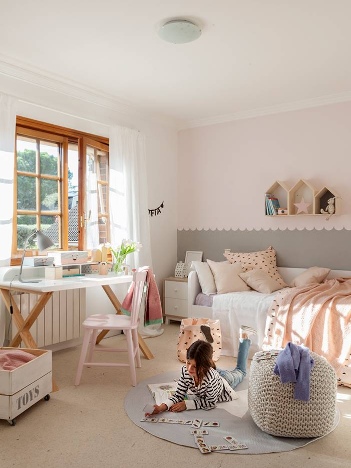 Dormitorio infantil en gris y rosa con puf de fibras y escritorio. 