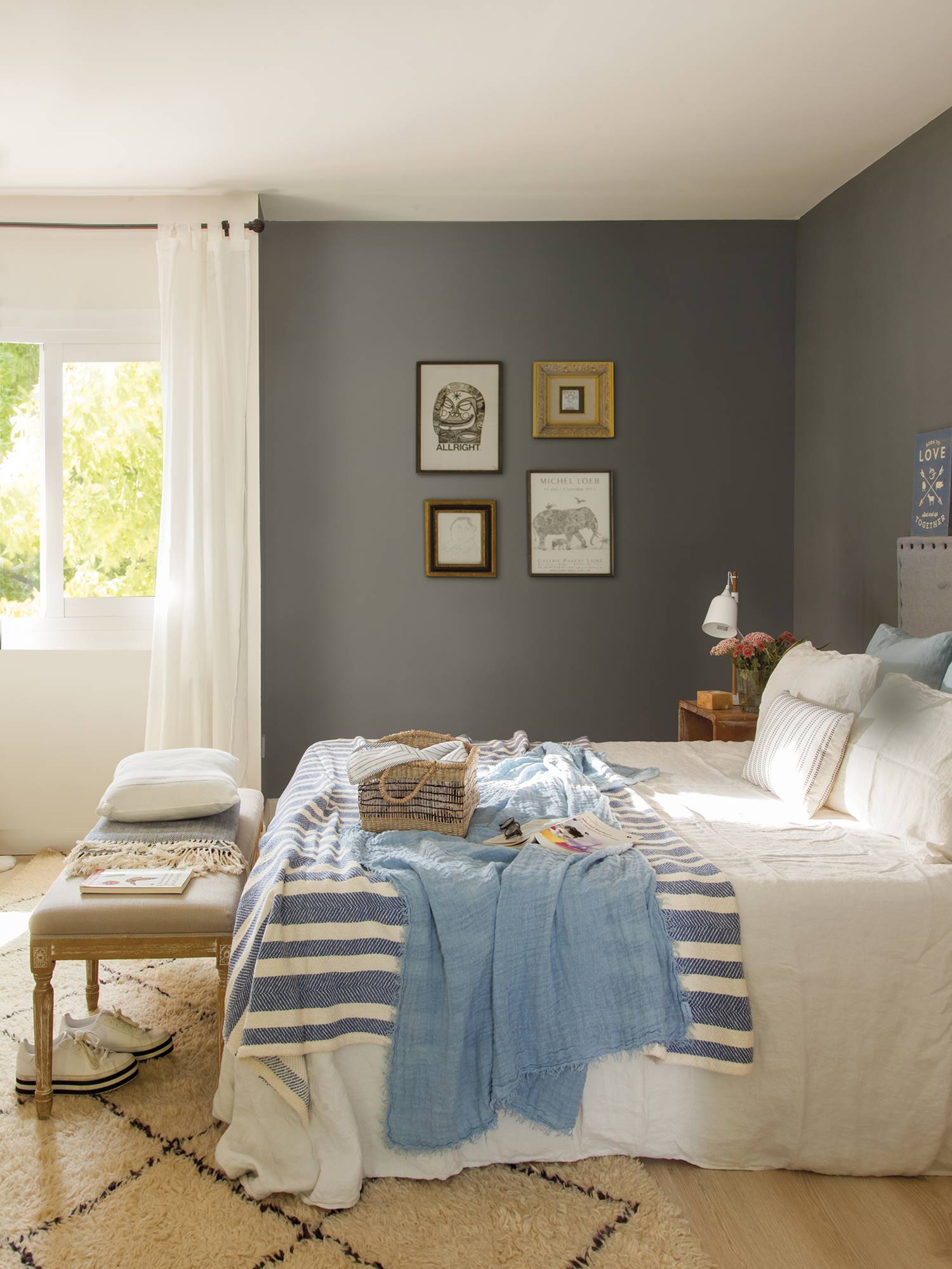 Dormitorio mediterráneo con paredes azules.