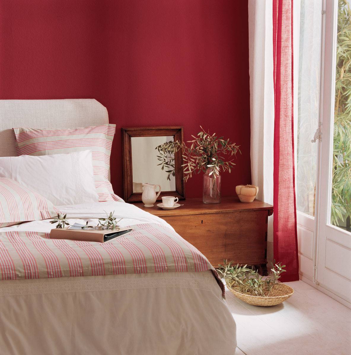 Dormitorio con pared roja.