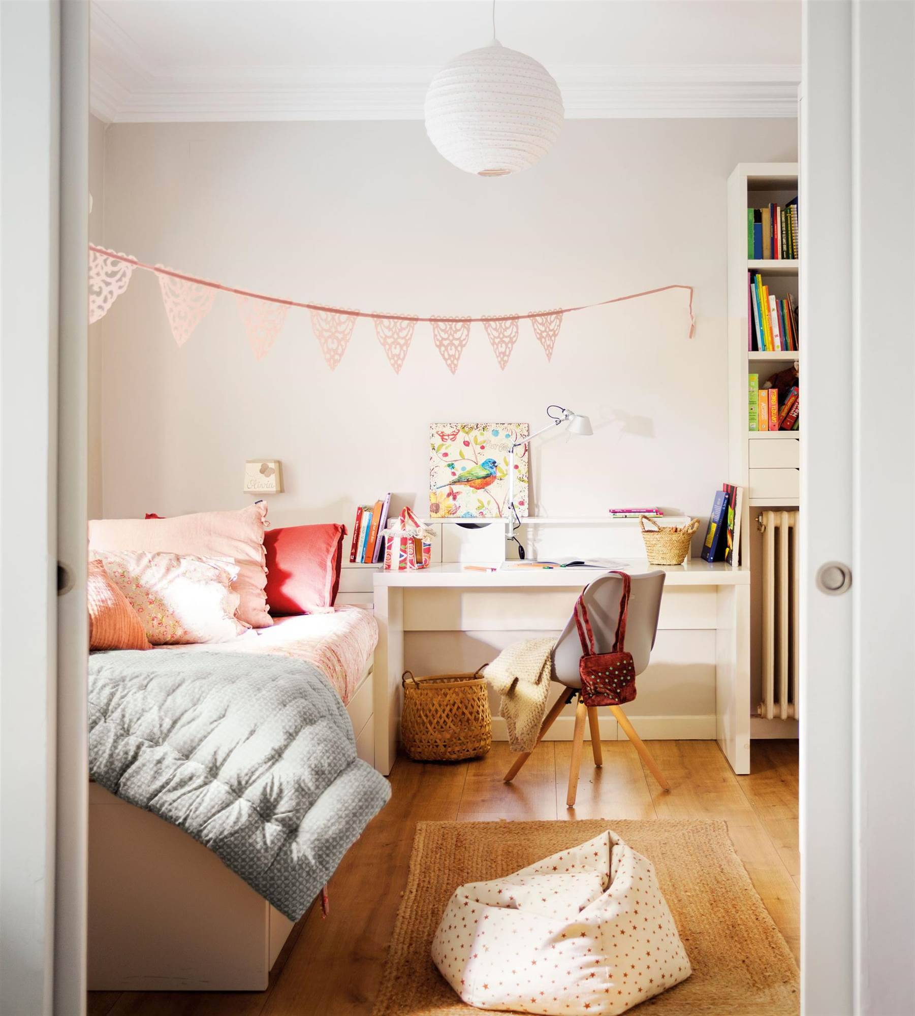Dormitorio infantil decorado en tonos pastel.
