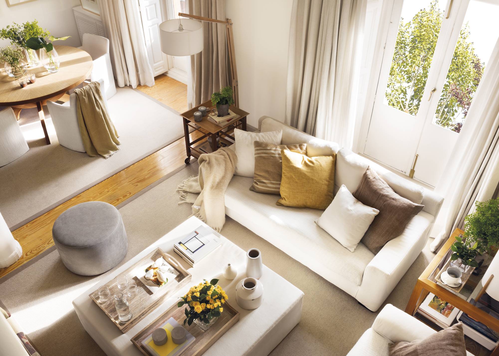Salón con sofás blancos y alfombra de color beige. 
