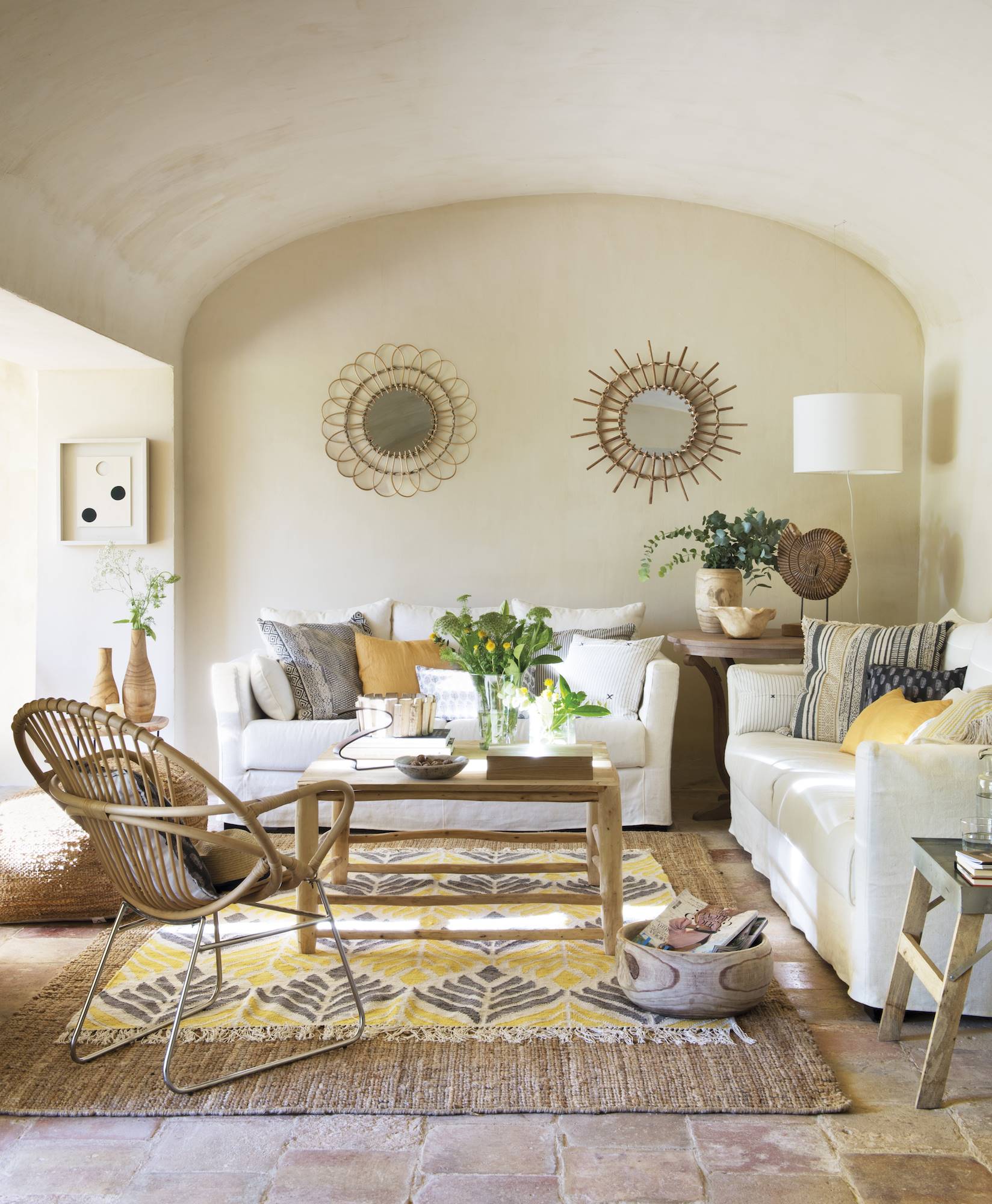 Salón rústico decorado en beige con muebles y decoración en fibras naturales. 