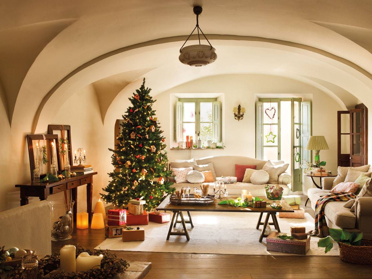 Salón acogedor con muebles antiguos, suelos de madera y adornos del árbol de Navidad artesanales. 