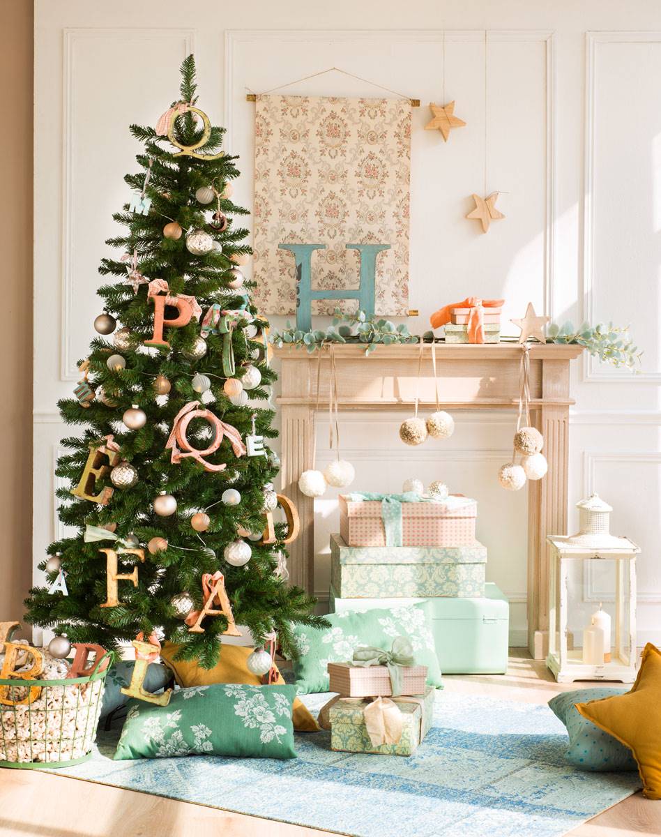 Salón con árbol de Navidad decorado con letras grandes.