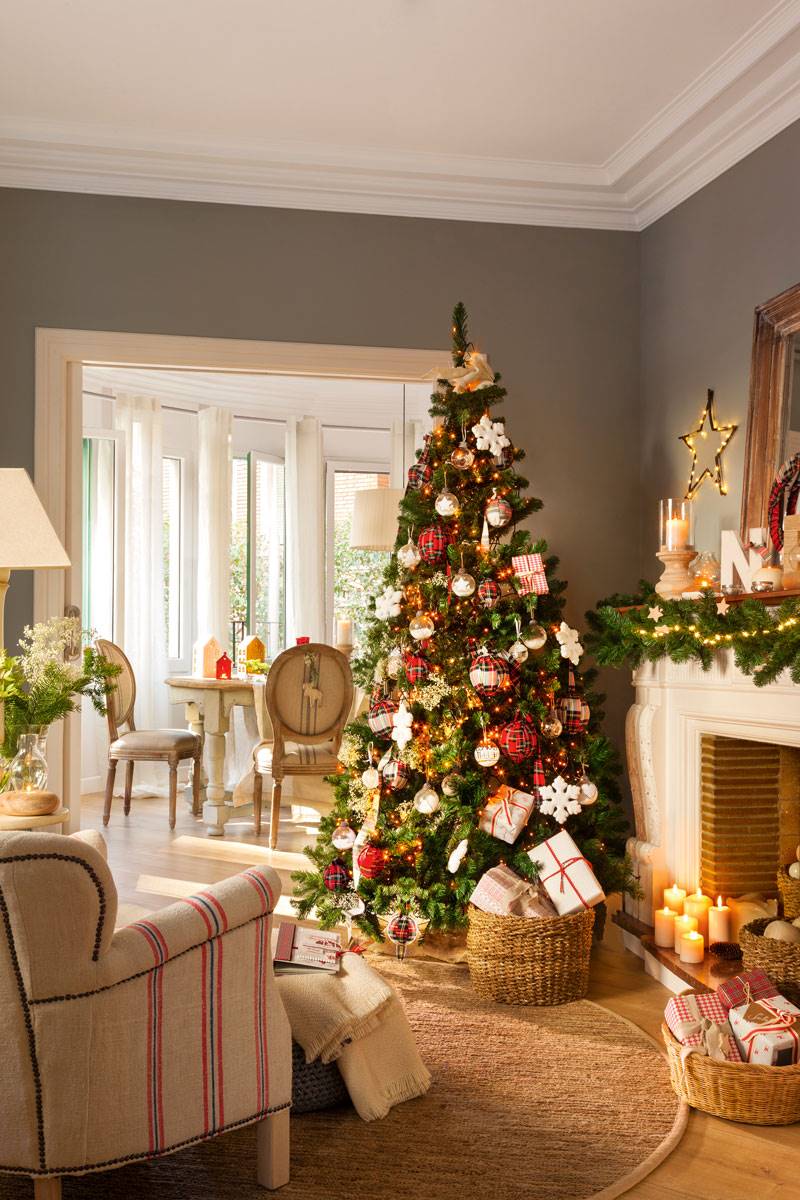 Salón decorado por Navidad. 