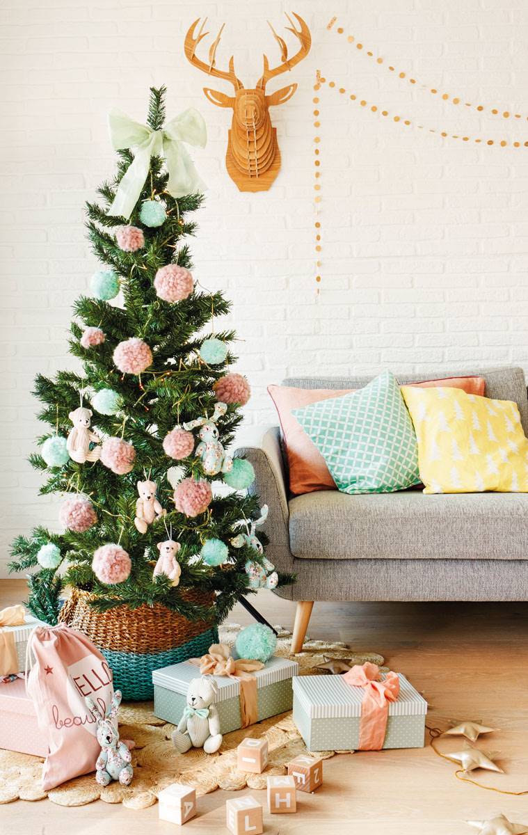Salón con árbol de Navidad mini con adornos infantiles en azul y rosa.
