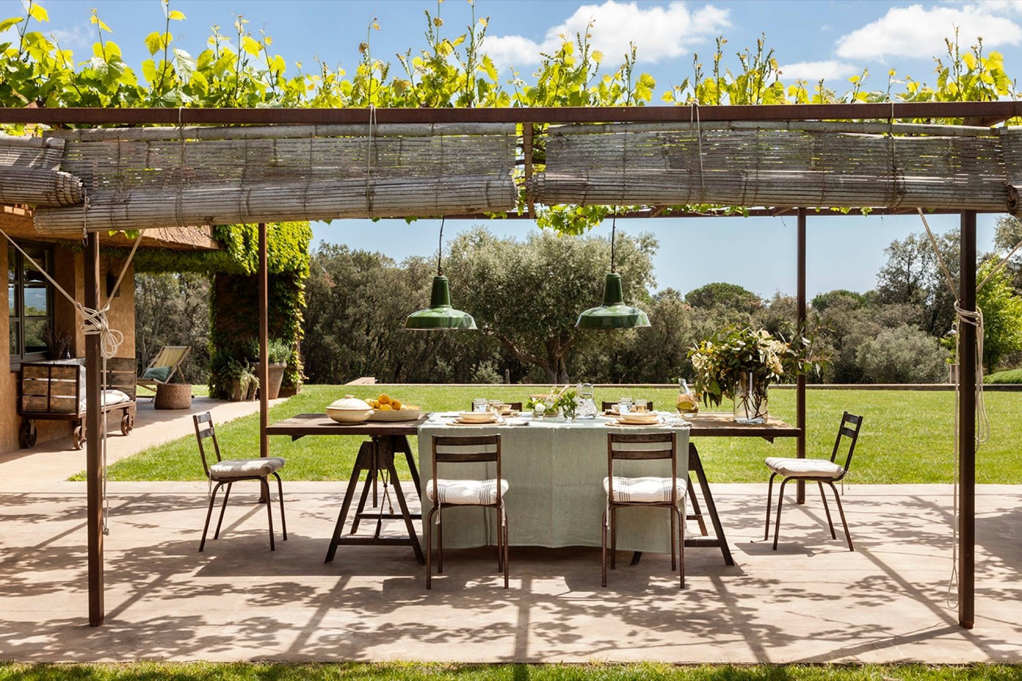 Pérgola en el jardín con comedor de verano y vistas al jardín