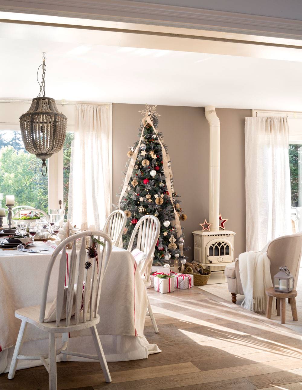 Comedor de Navidad en blanco con árbol