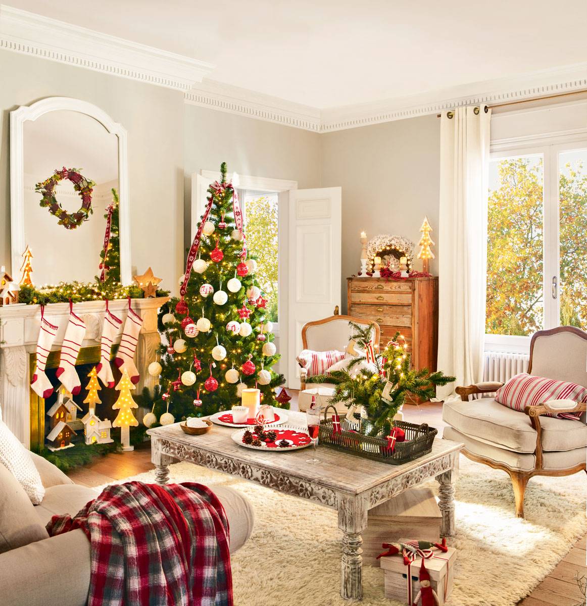 Salón decorado de Navidad en blanco y rojo