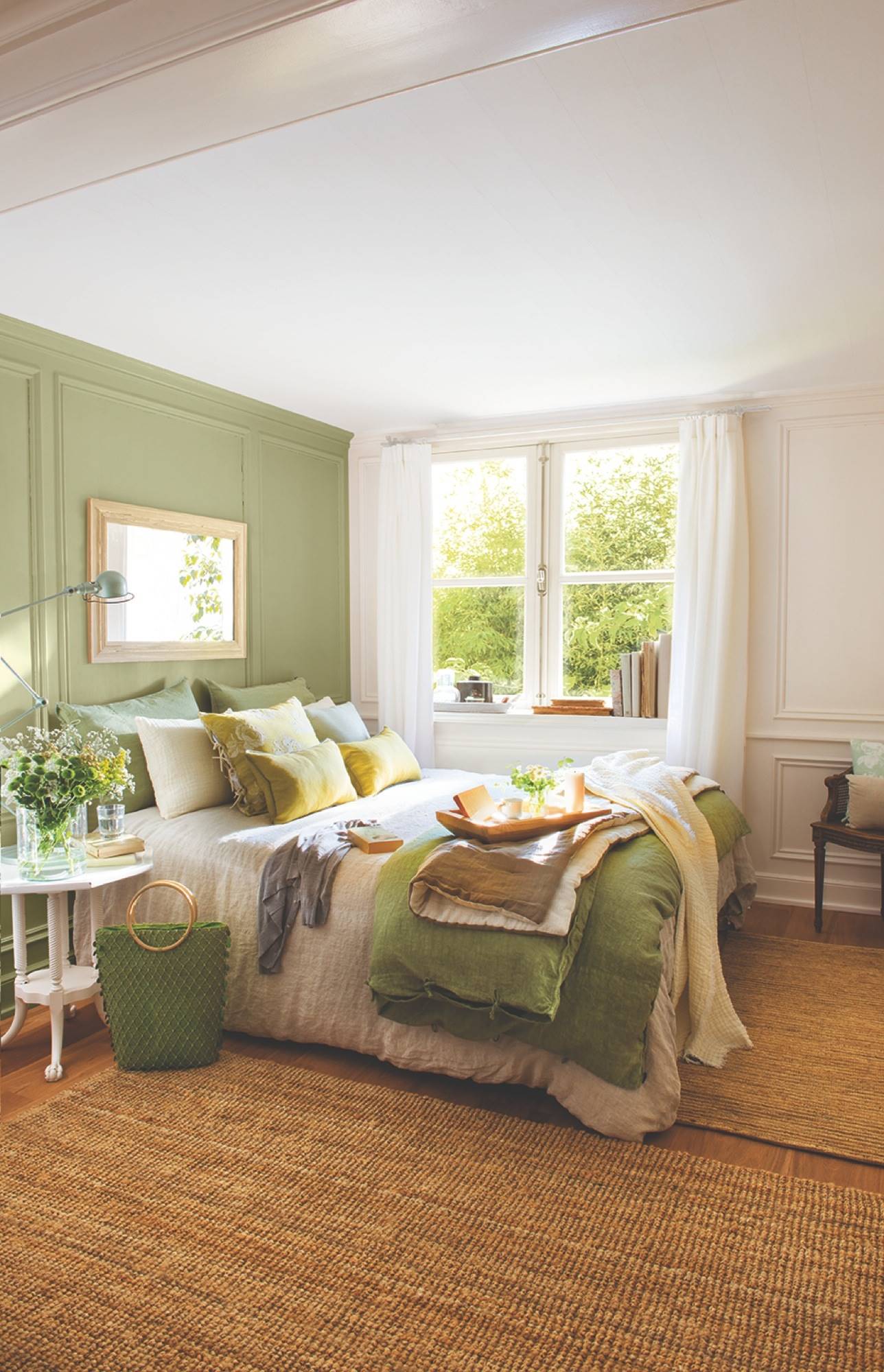 Dormitorio con pared de cabecero en verde