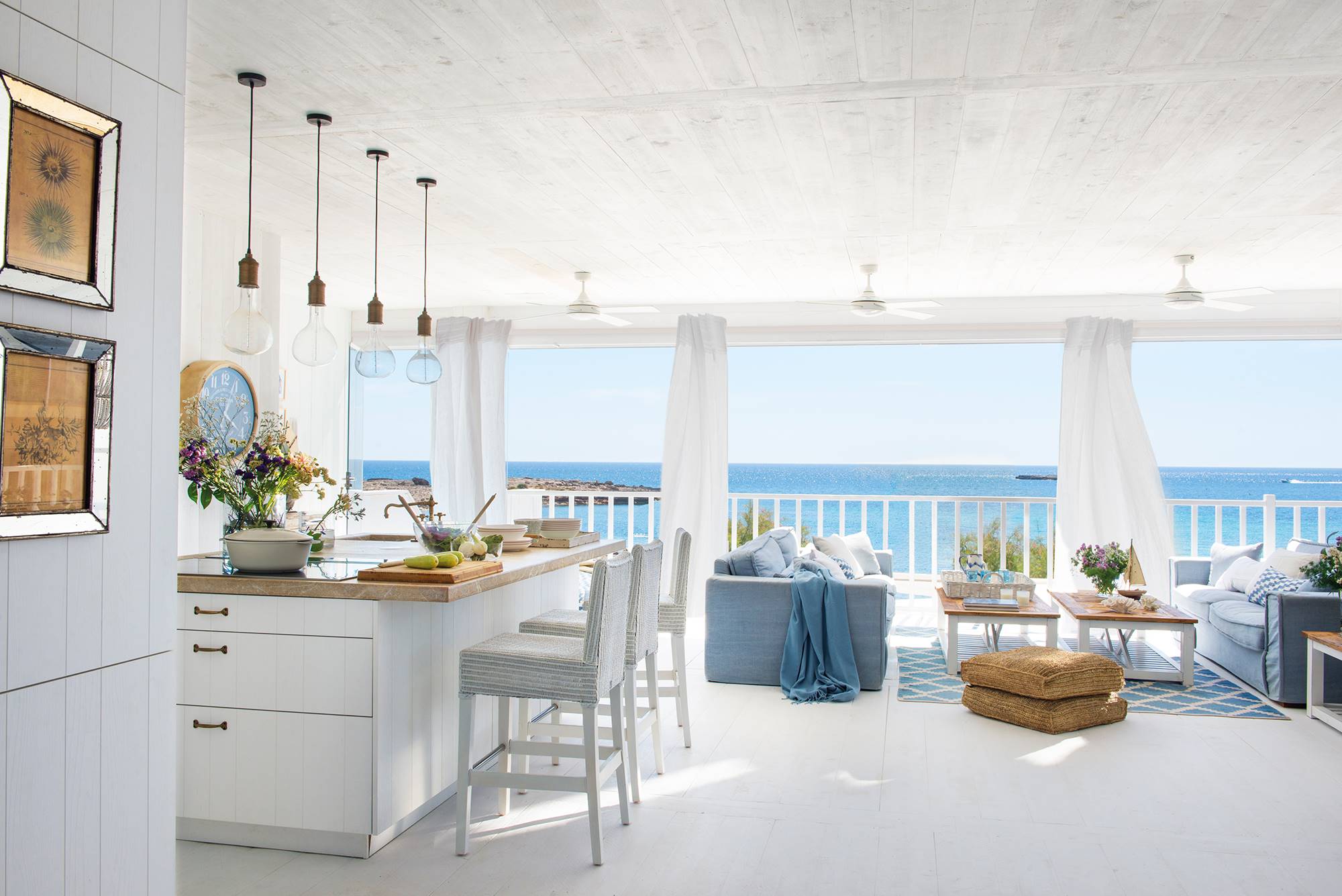Cocina abierta al salón con vistas al mar. 