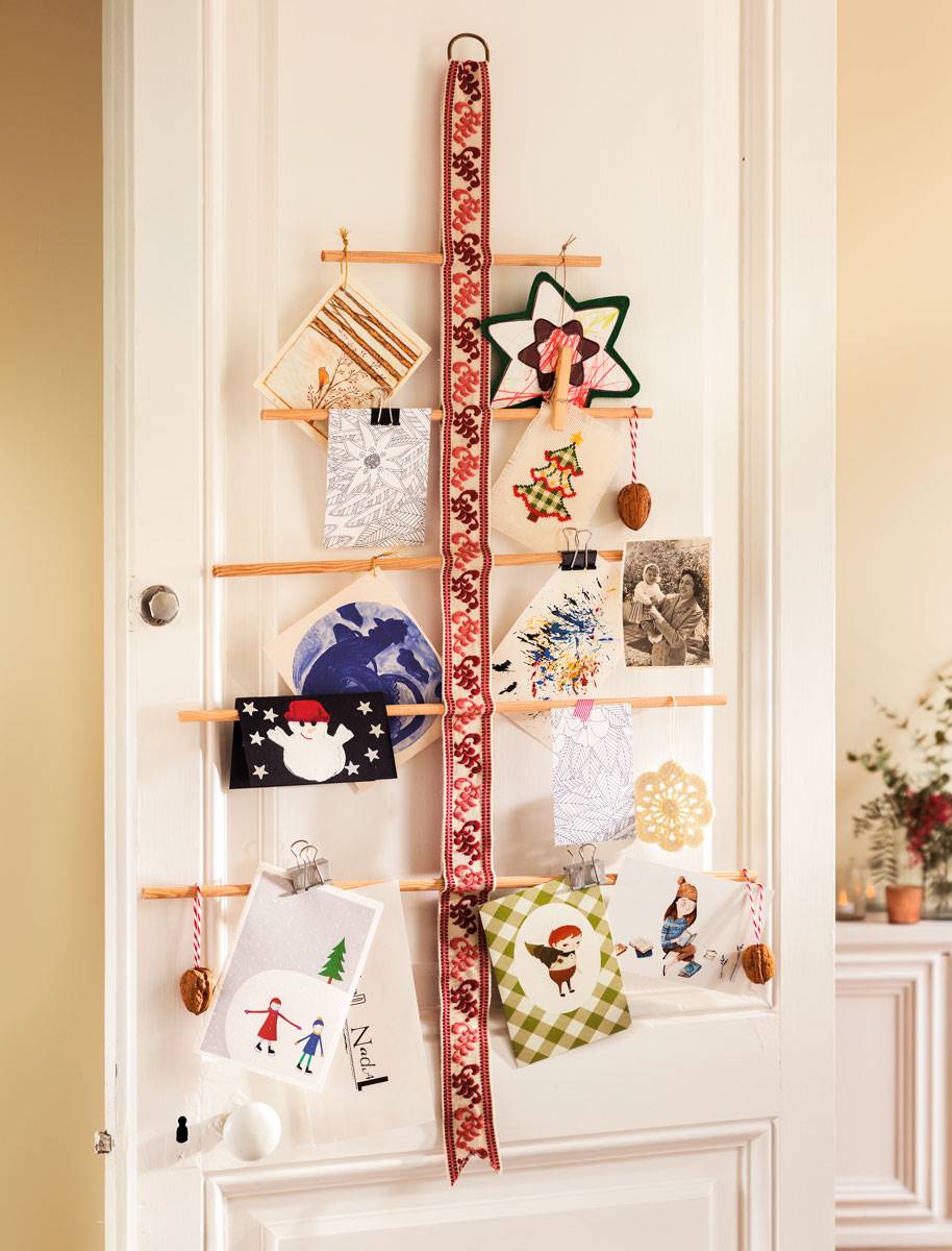 Árbol de Navidad DIY con postales en una puerta. 