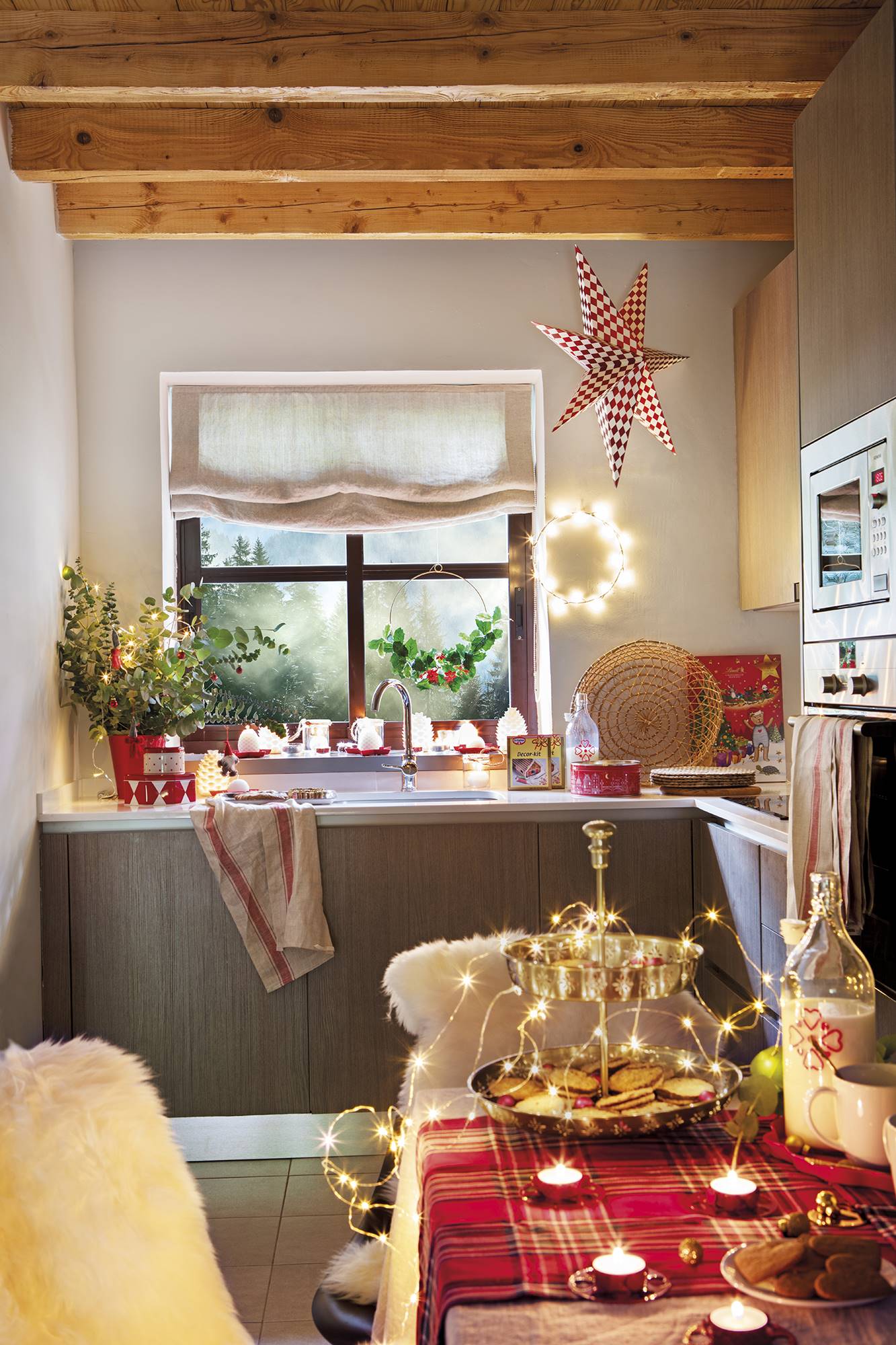 Cocina pequeña decorada por Navidad. 