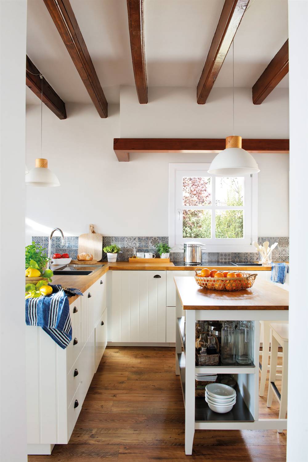 Cuánto cuesta reformar la cocina: muebles blancos con encimera en madera, vigas en el techo y mueble central_482240
