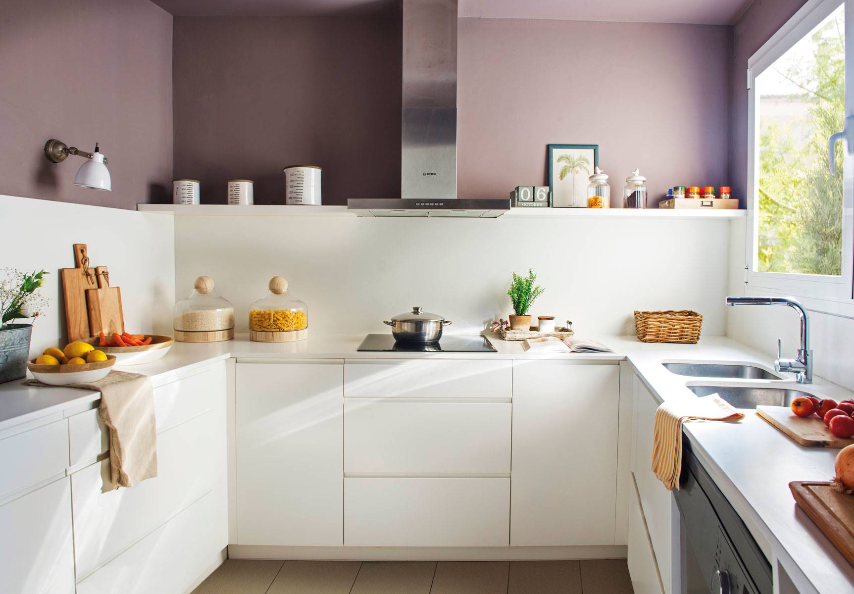 Cocina moderna con toques violeta y mobiliario blanco. 