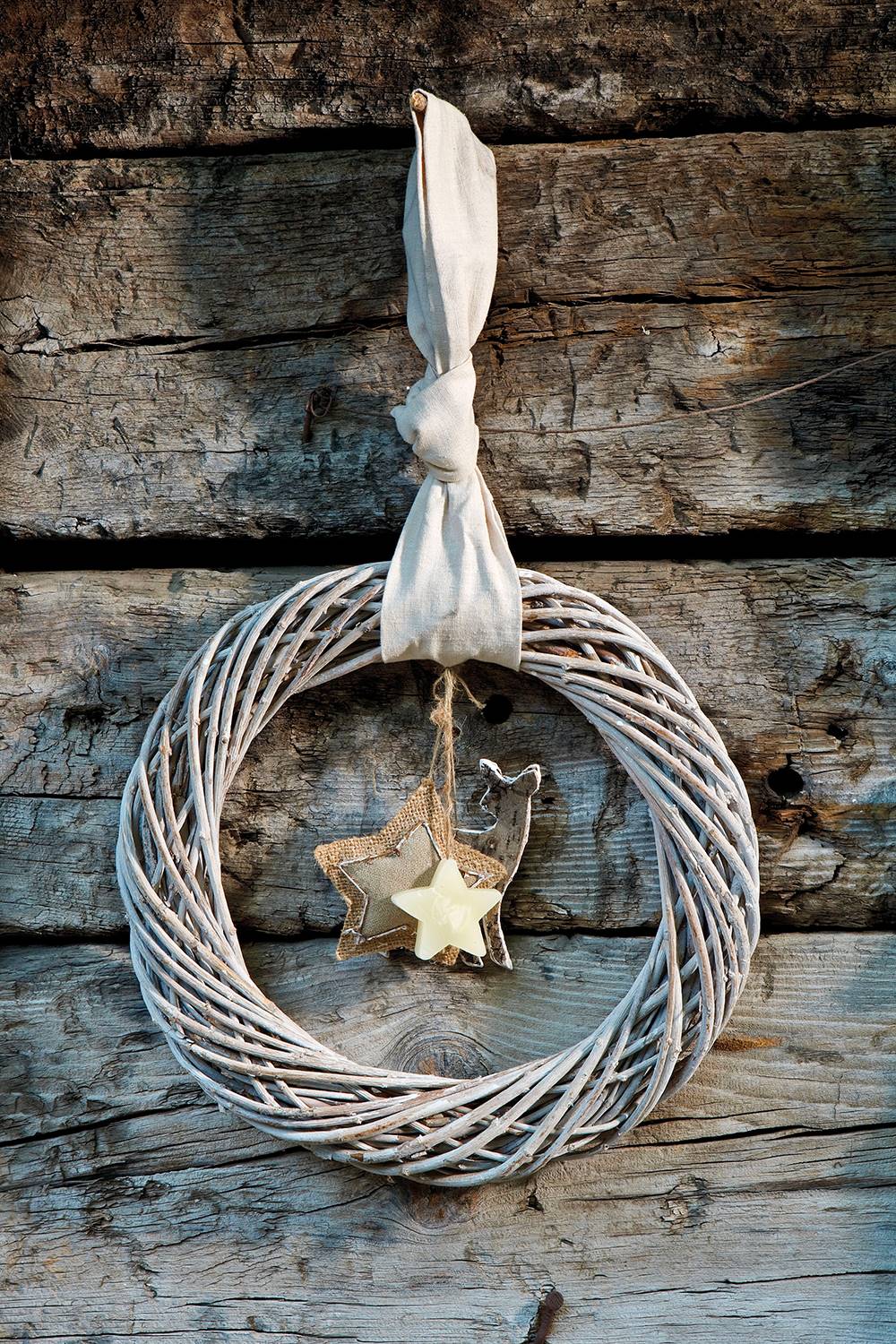 Corona de Navidad estilo rústico de madera.