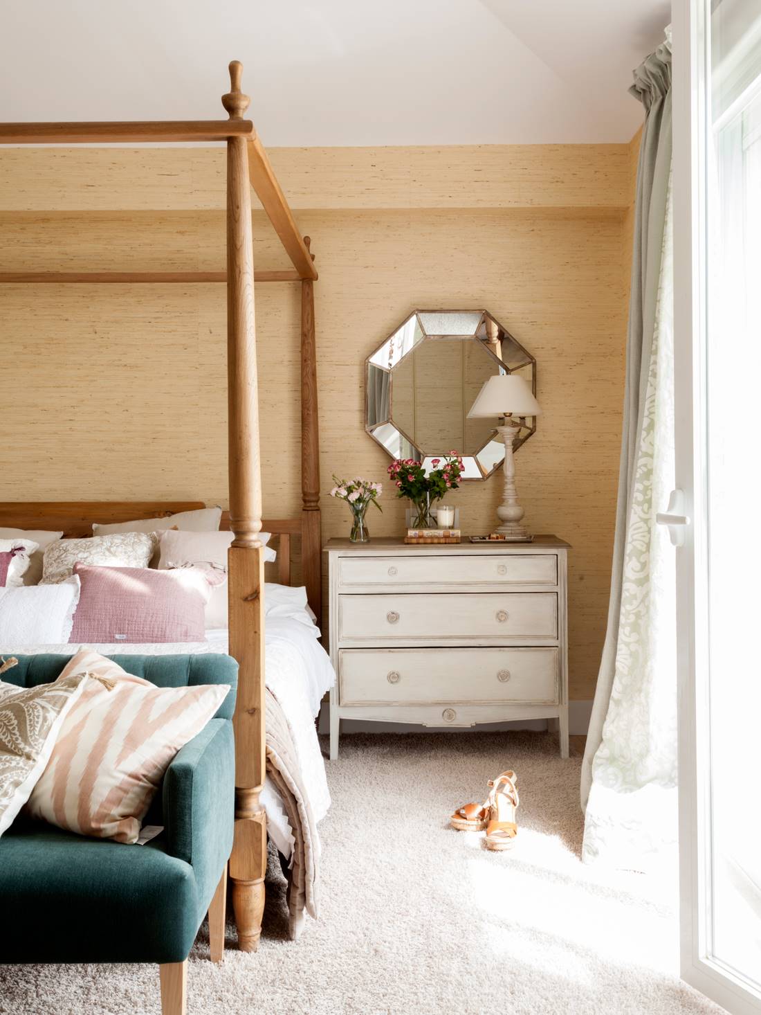 Dormitorio con tocador y espejo hexagonal.  