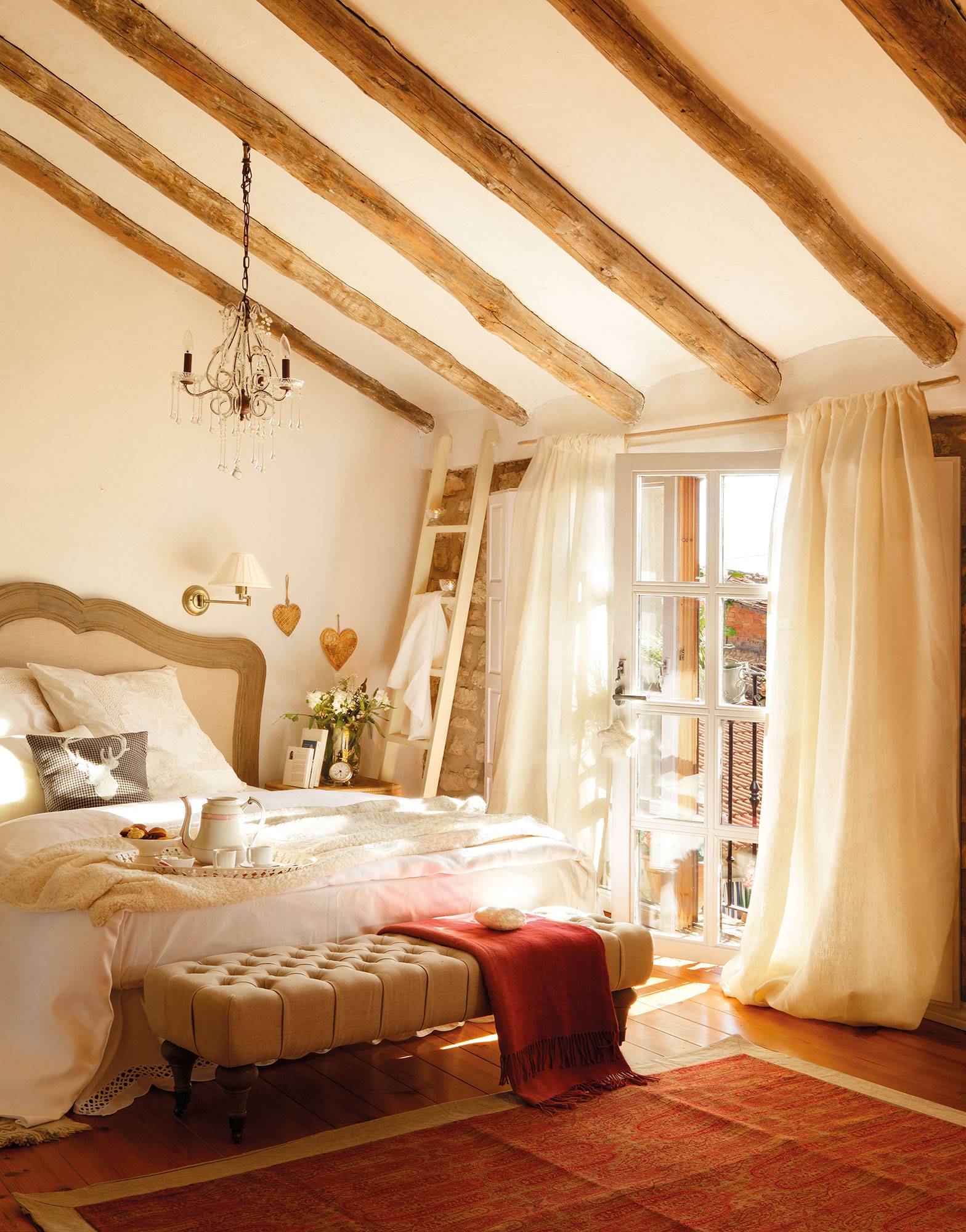 Dormitorio clásico con vigas de madera y banco tapizado. 