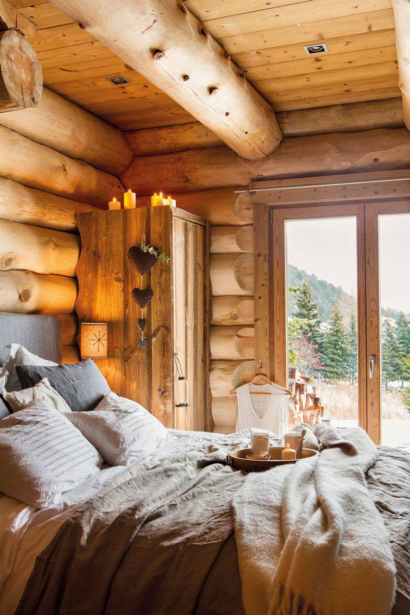 Dormitorio con paredes de madera. 