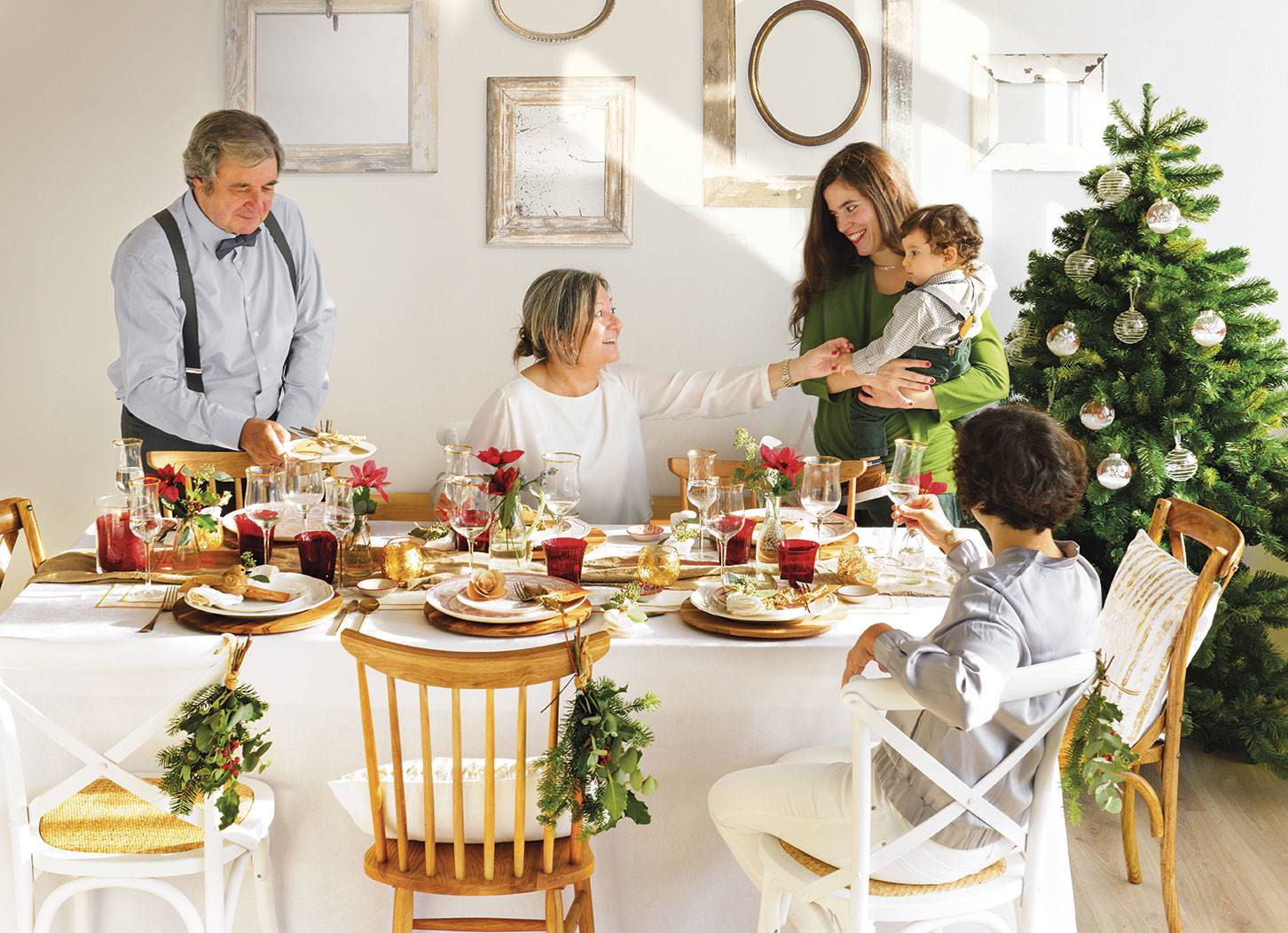 Comedor y mesa decorados de Navidad. 
