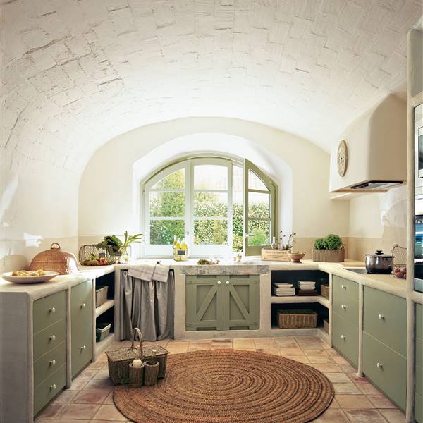 Cocina de campo con bóveda catalana y muebles de color verde_ 00277100