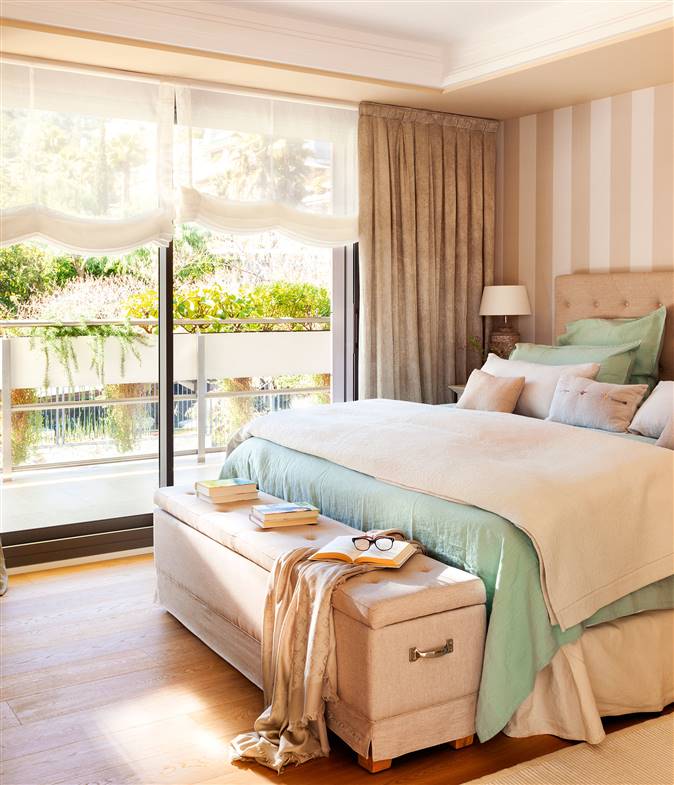 Dormitorio principal con pared de rayas beige y tostado