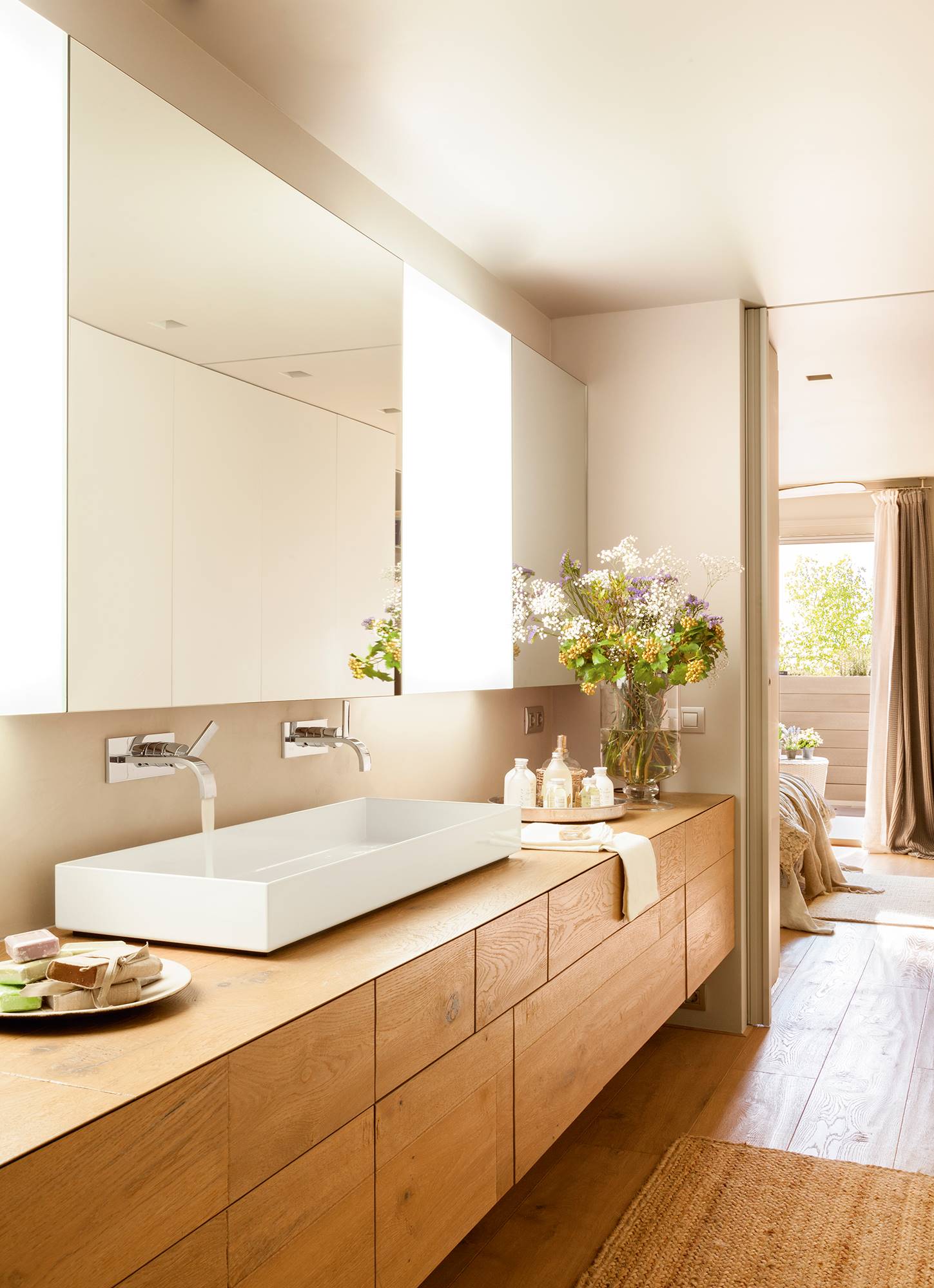 Baño moderno con mueble de madera y lavabo sobreencimera. 