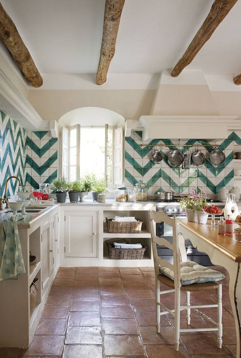 Cocina blanca con azulejos con estampado en zigzag. 
