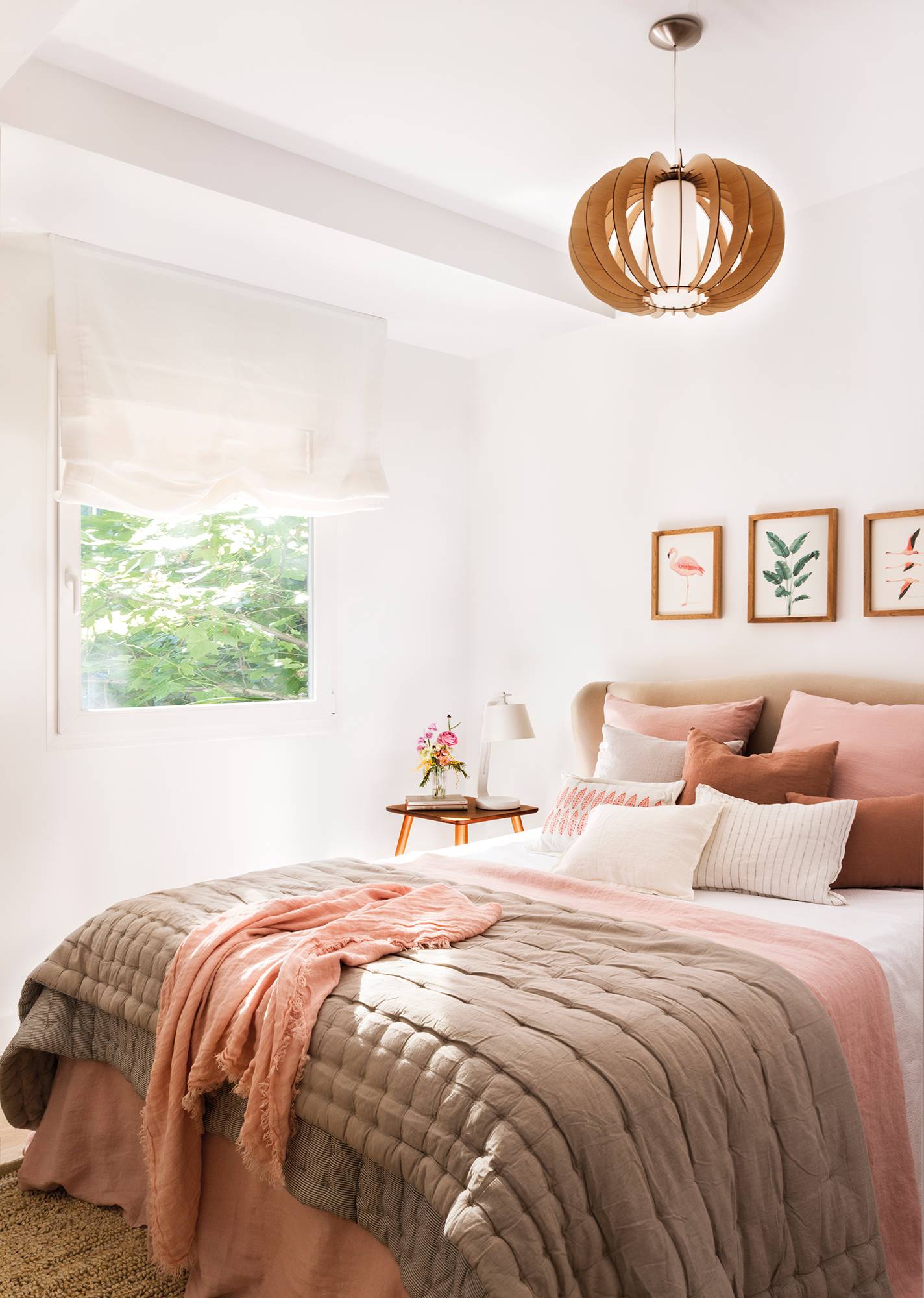 Dormitorio con ropa de cama rosa. 