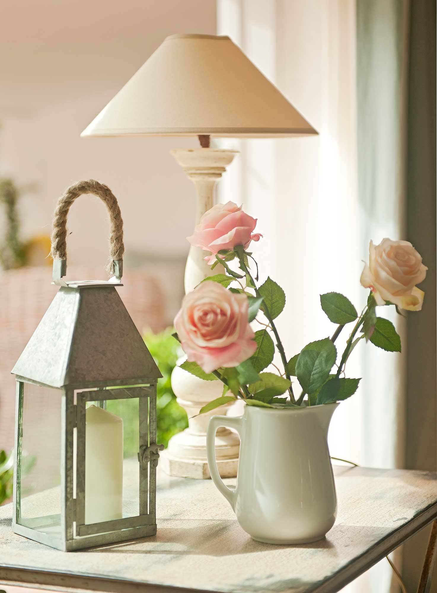 Mesa auxiliar con jarrón con rosas. 