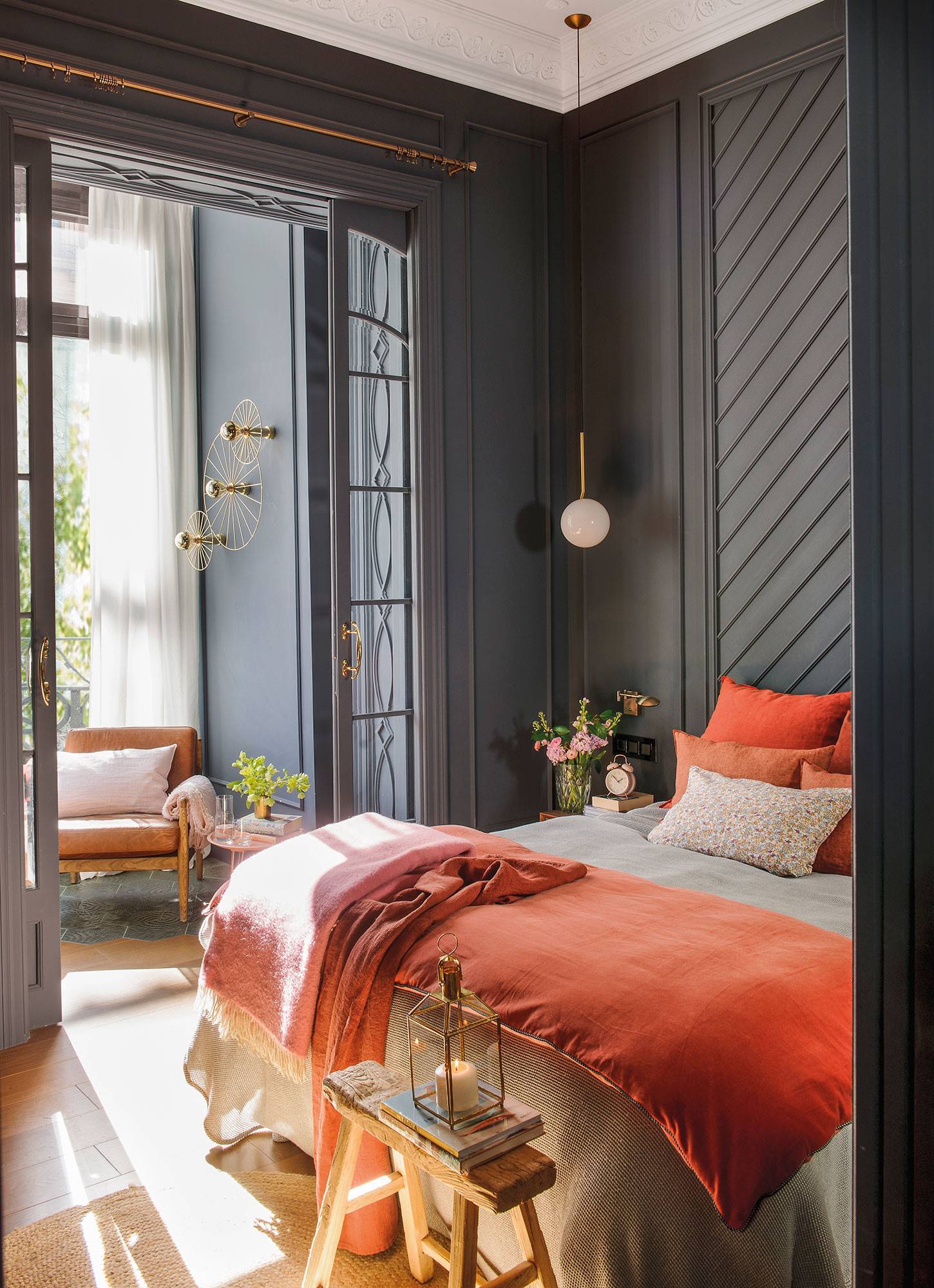 Combinación de colores oscuros y colores vivos en dormitorio principal.