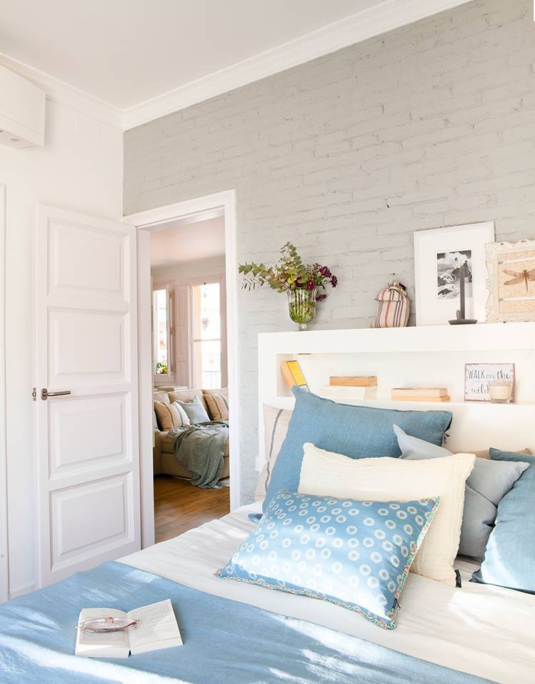 Dormitorio juvenil en tonos blancos y azules.