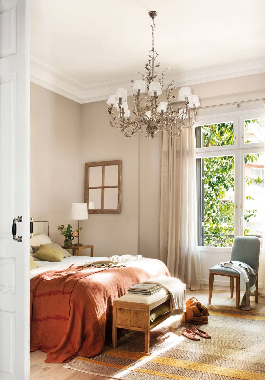Dormitorio romántico con lámpara de araña.