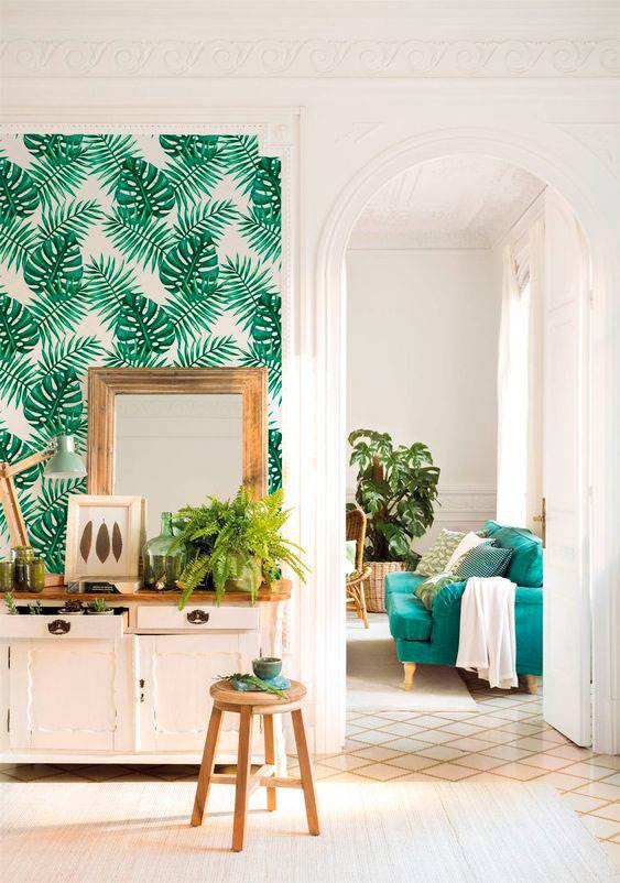 Salón clásico con papel pintado de motivos vegetales. 