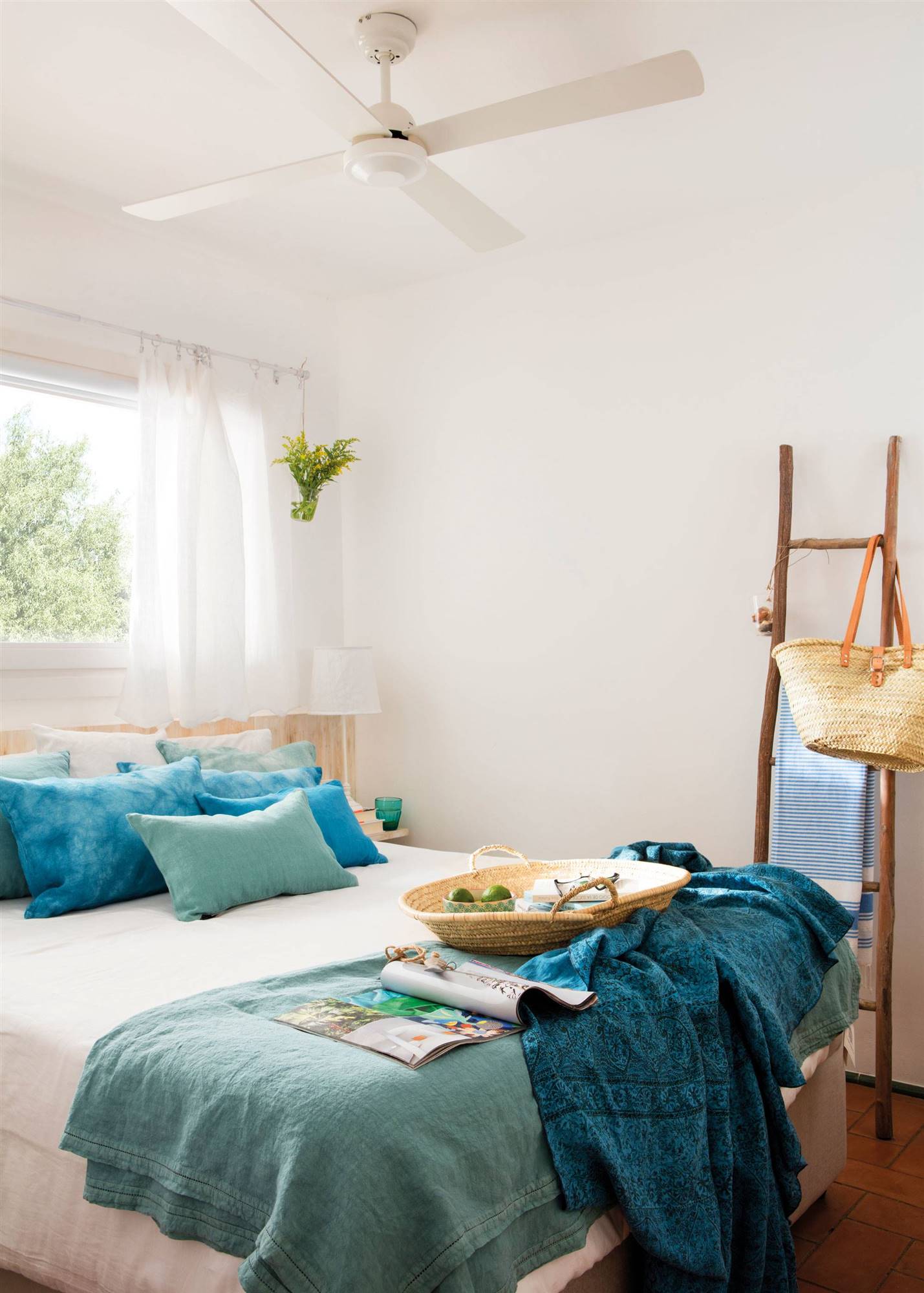 Dormitorio veraniego con ropa de cama azul